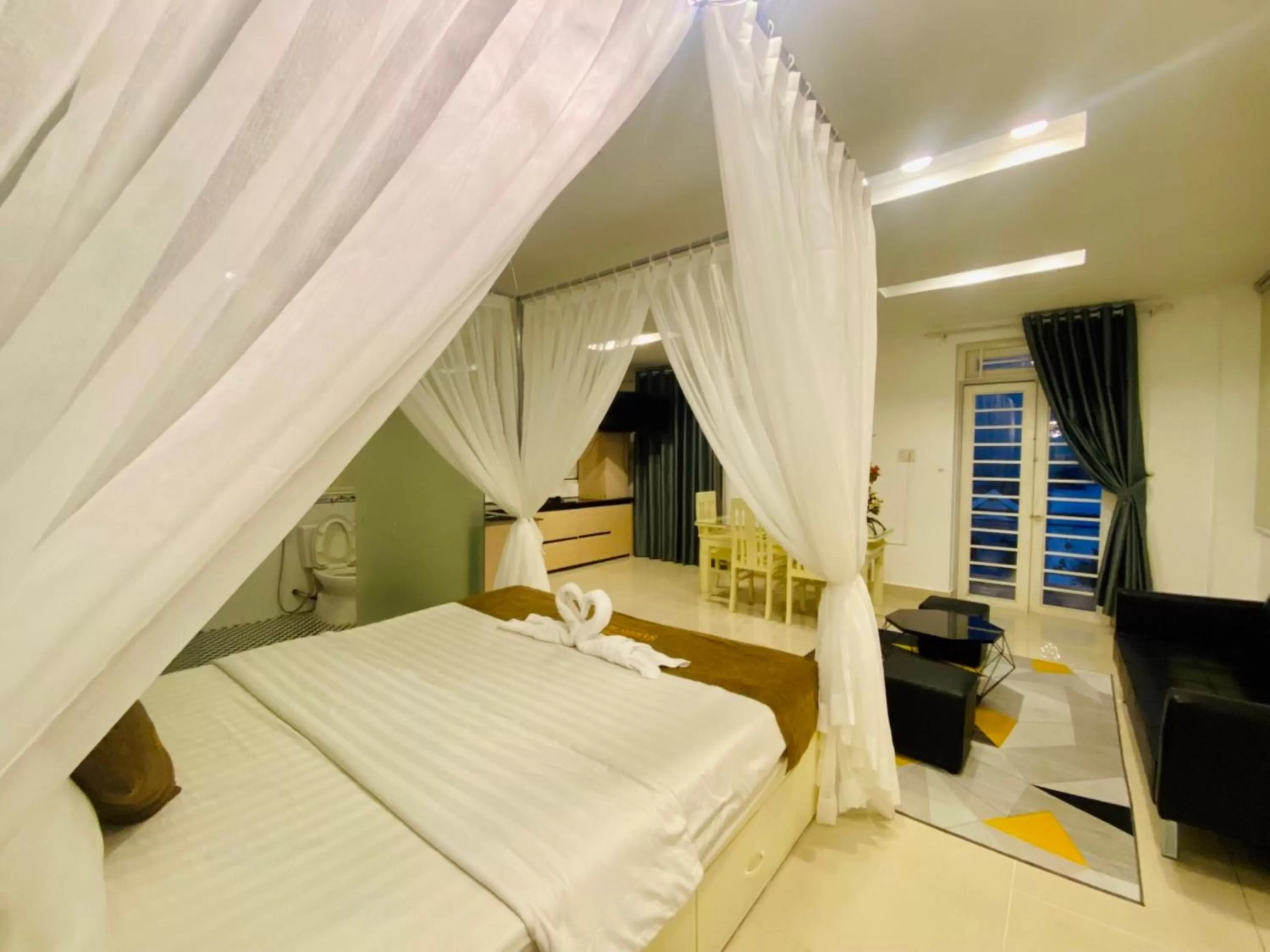 Photo of the whole room, Bed in SaiGon Rose Hotel