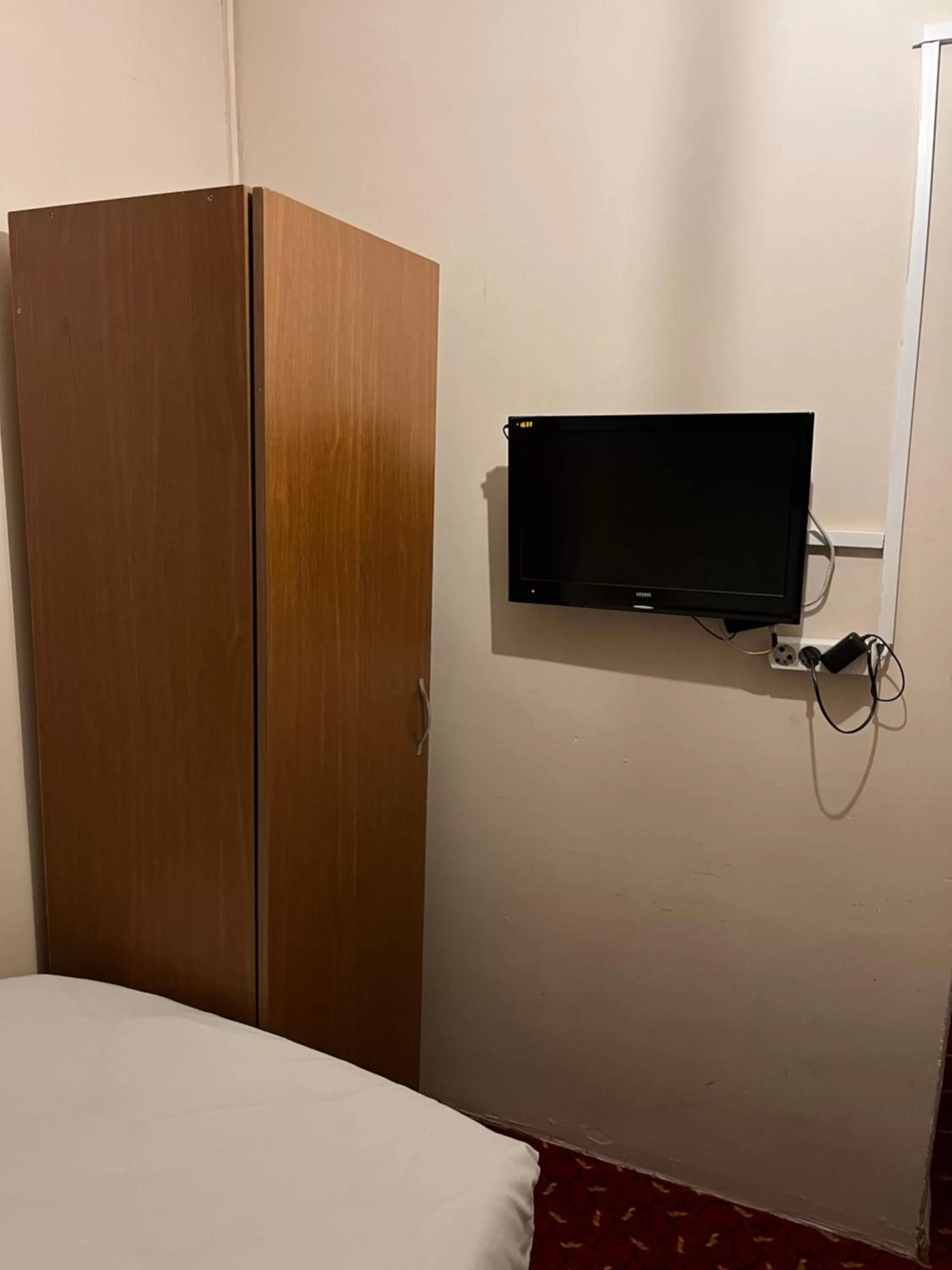 TV and multimedia, Bed in Paris Hotel