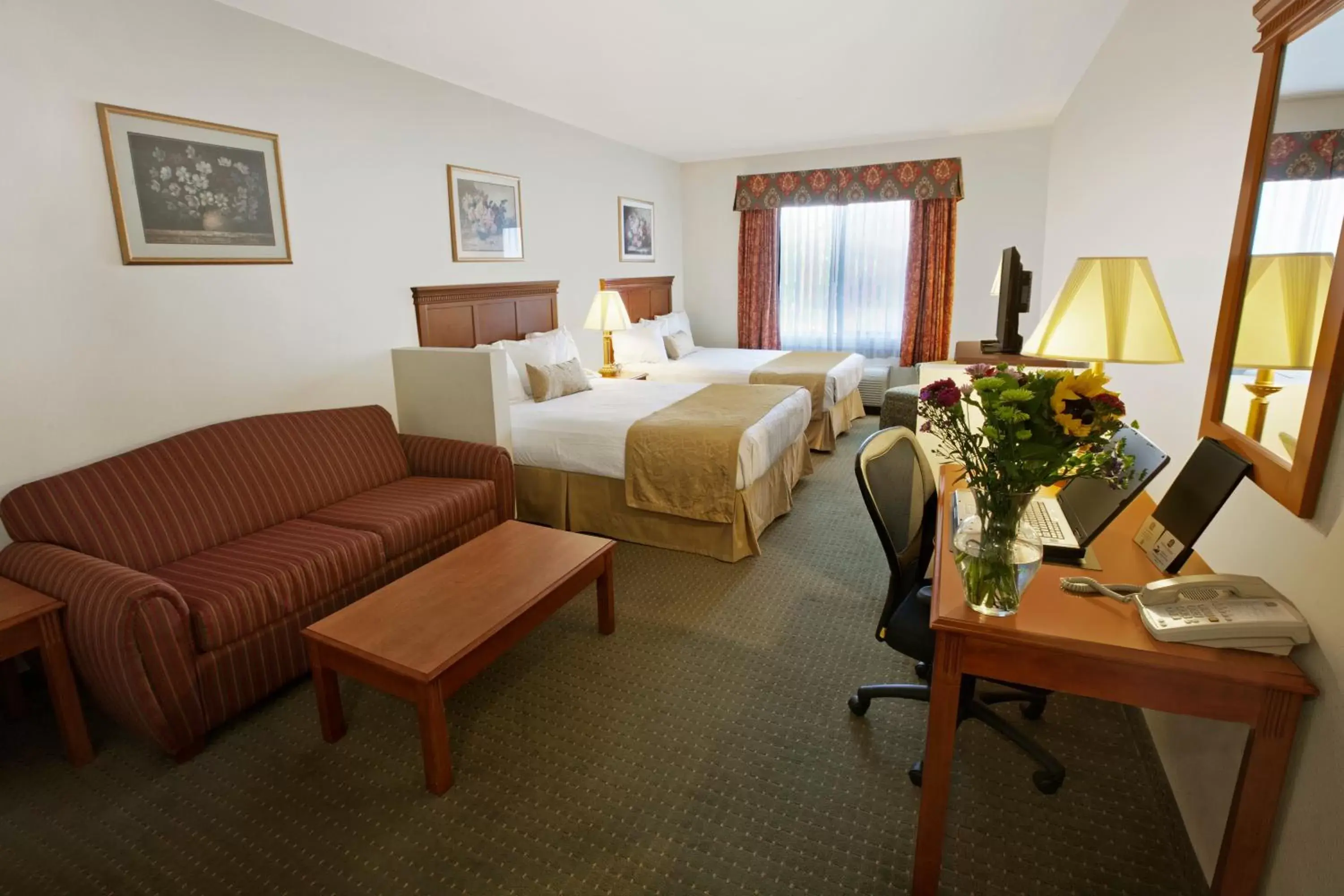 Queen Room with Sofa Bed and Bath Tub - Disability Access in Best Western Plus Lake Elsinore Inn & Suites