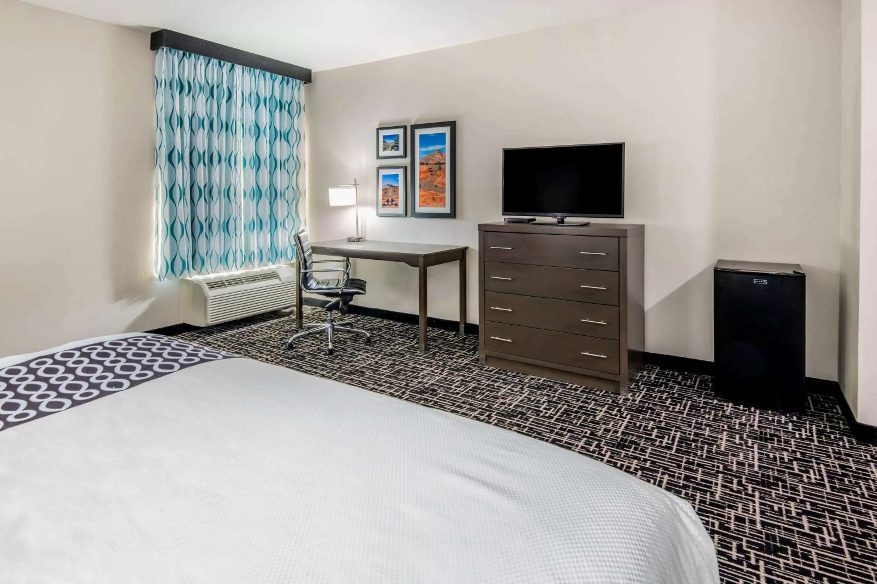 Photo of the whole room, Bed in La Quinta by Wyndham Pampa