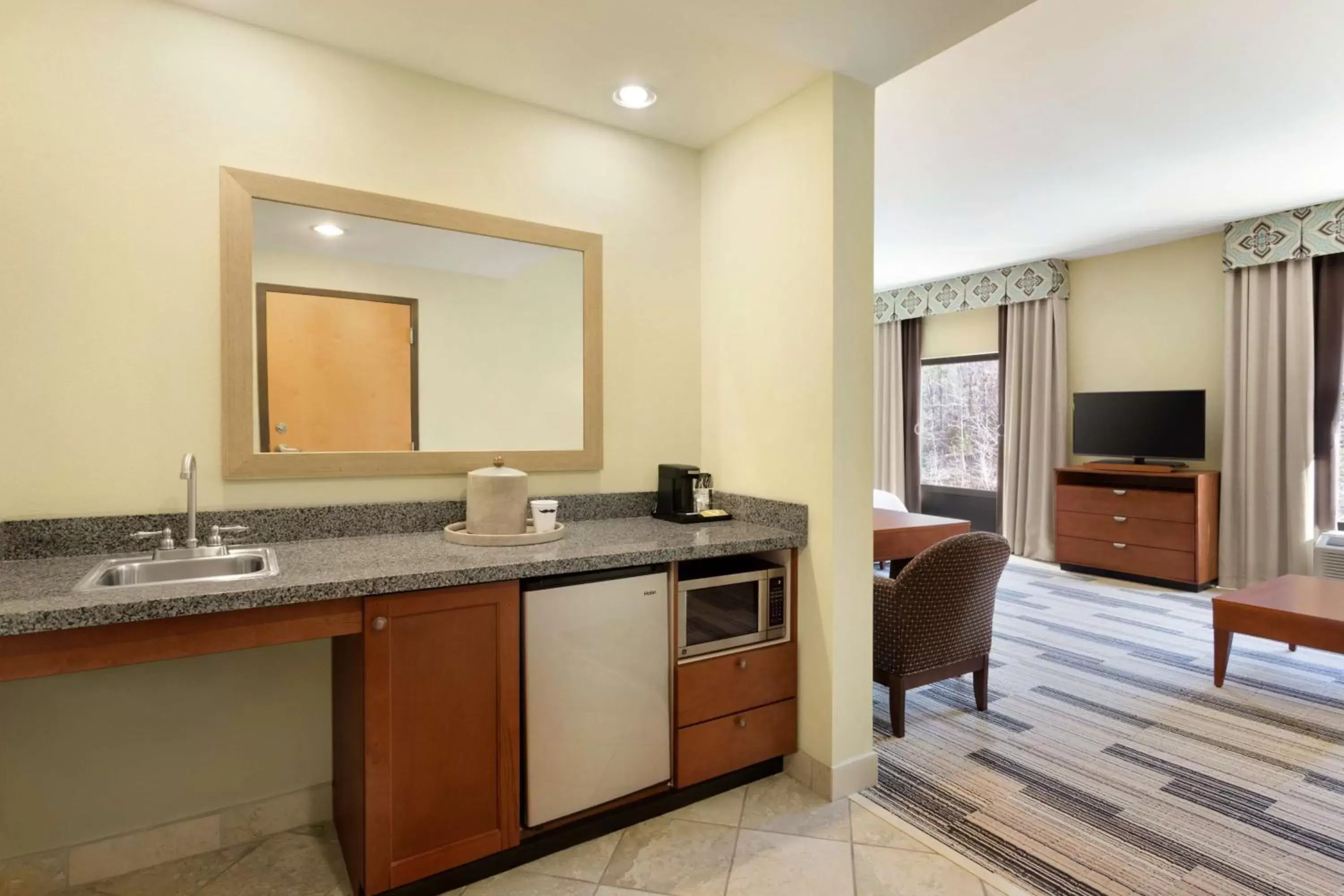 Bed, TV/Entertainment Center in Hampton Inn & Suites Birmingham Airport Area