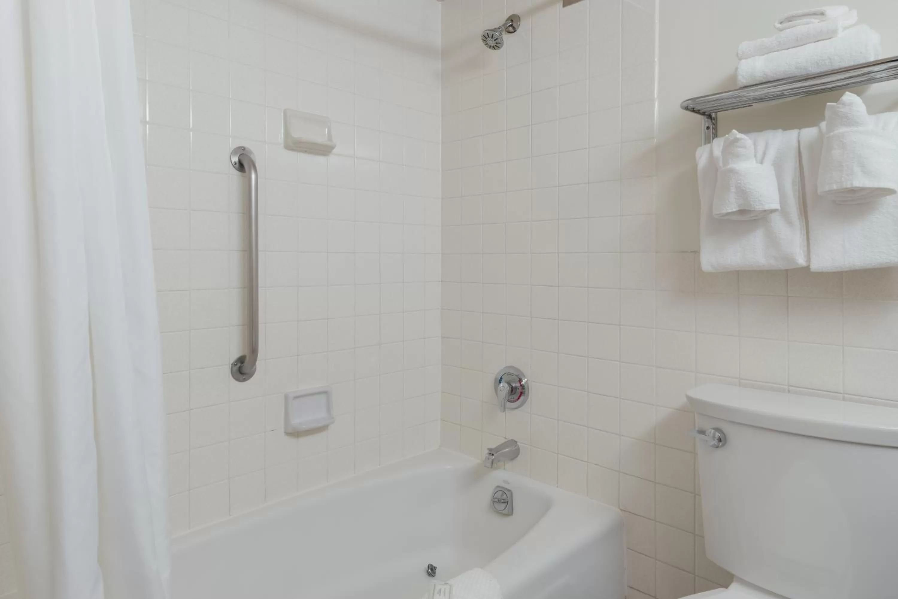 Bathroom in Clarion Hotel Concord-Walnut Creek