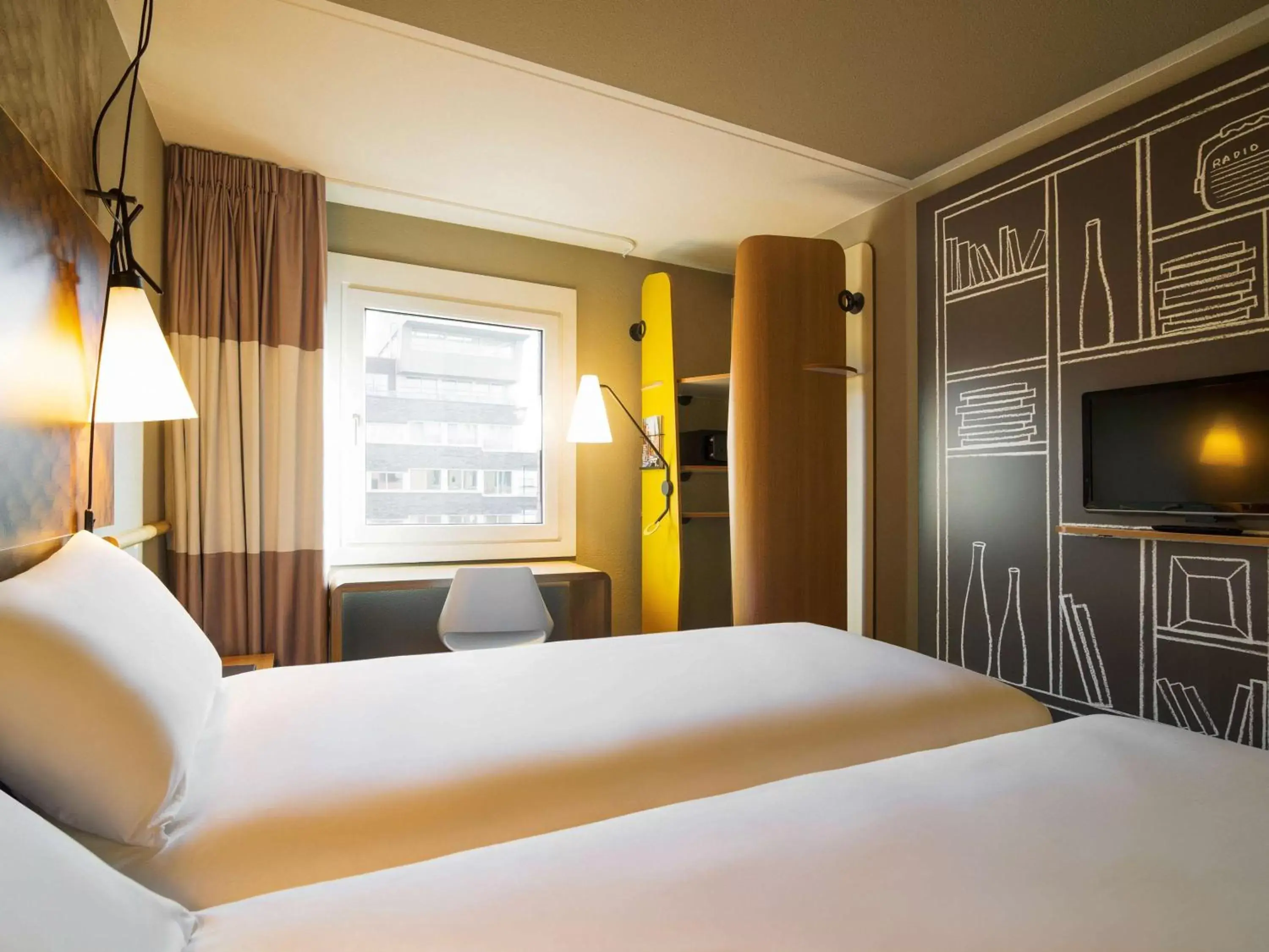Photo of the whole room, Bed in ibis Amsterdam Centre Stopera