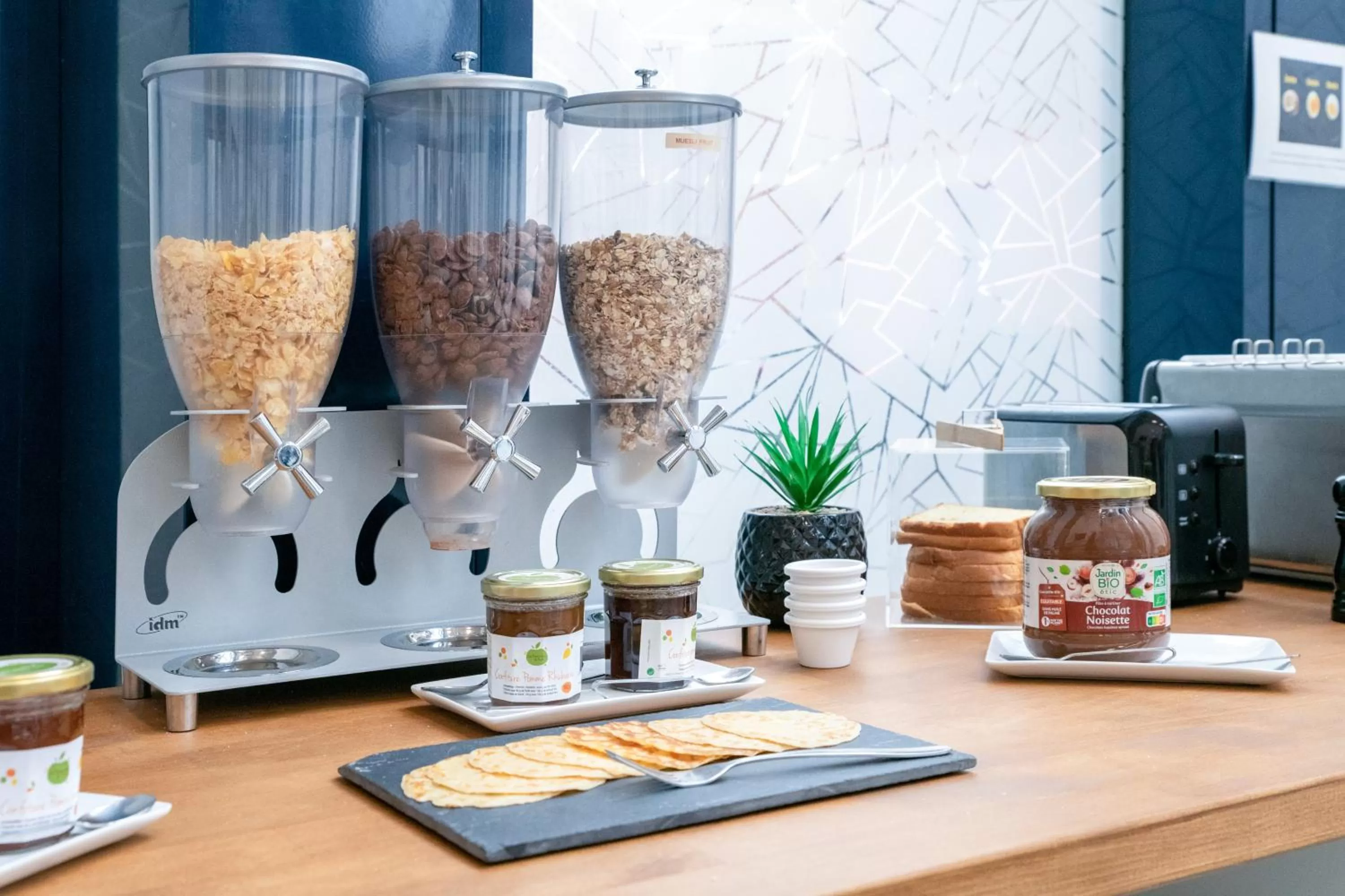 Buffet breakfast in Zenitude Hôtel-Résidences Le Havre Centre