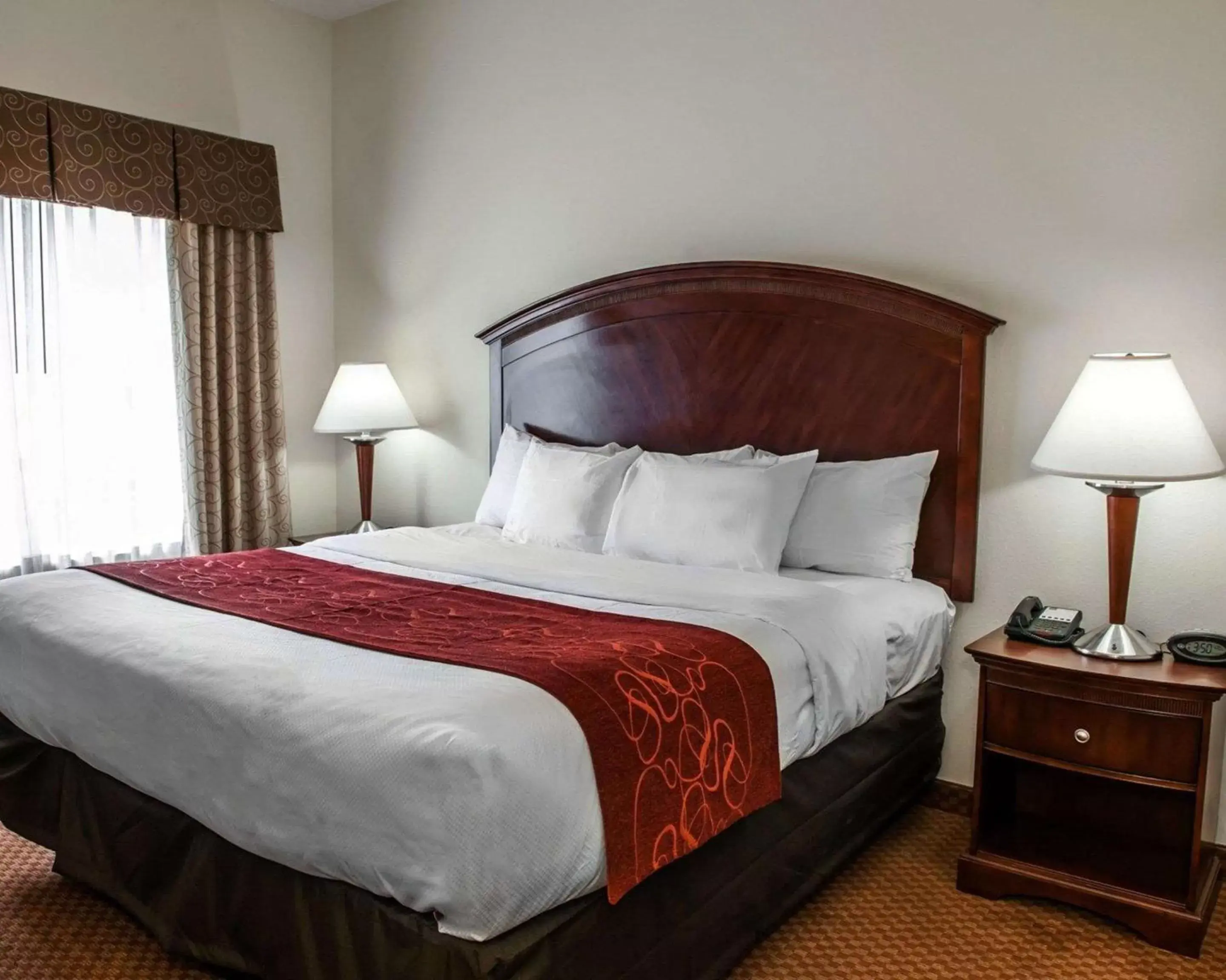 Photo of the whole room, Bed in Comfort Suites near Indianapolis Airport