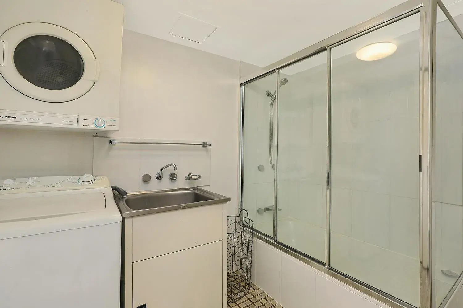 Bathroom, Kitchen/Kitchenette in Palmerston Tower