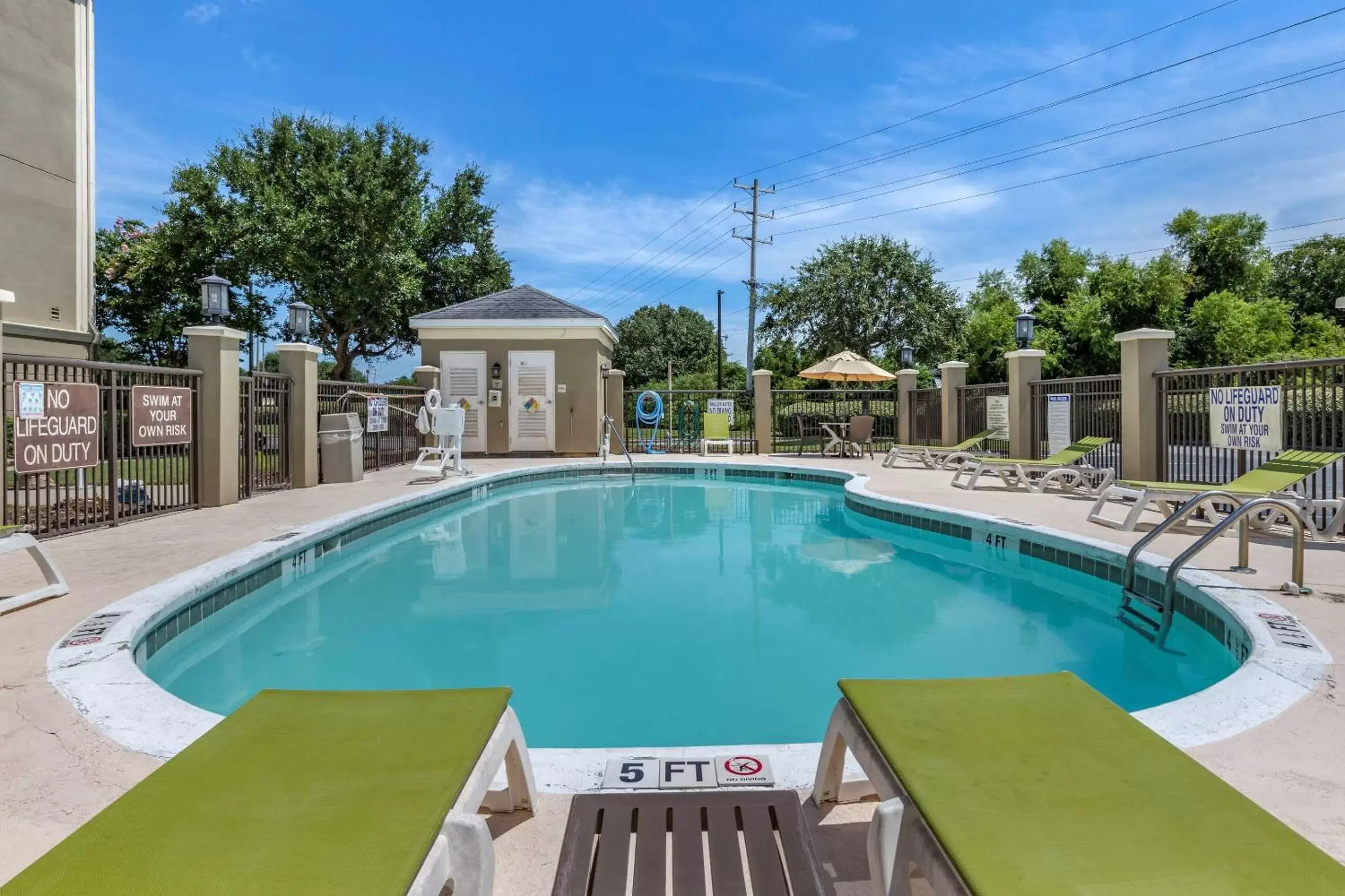 Swimming Pool in Comfort Suites Myrtle Beach Central