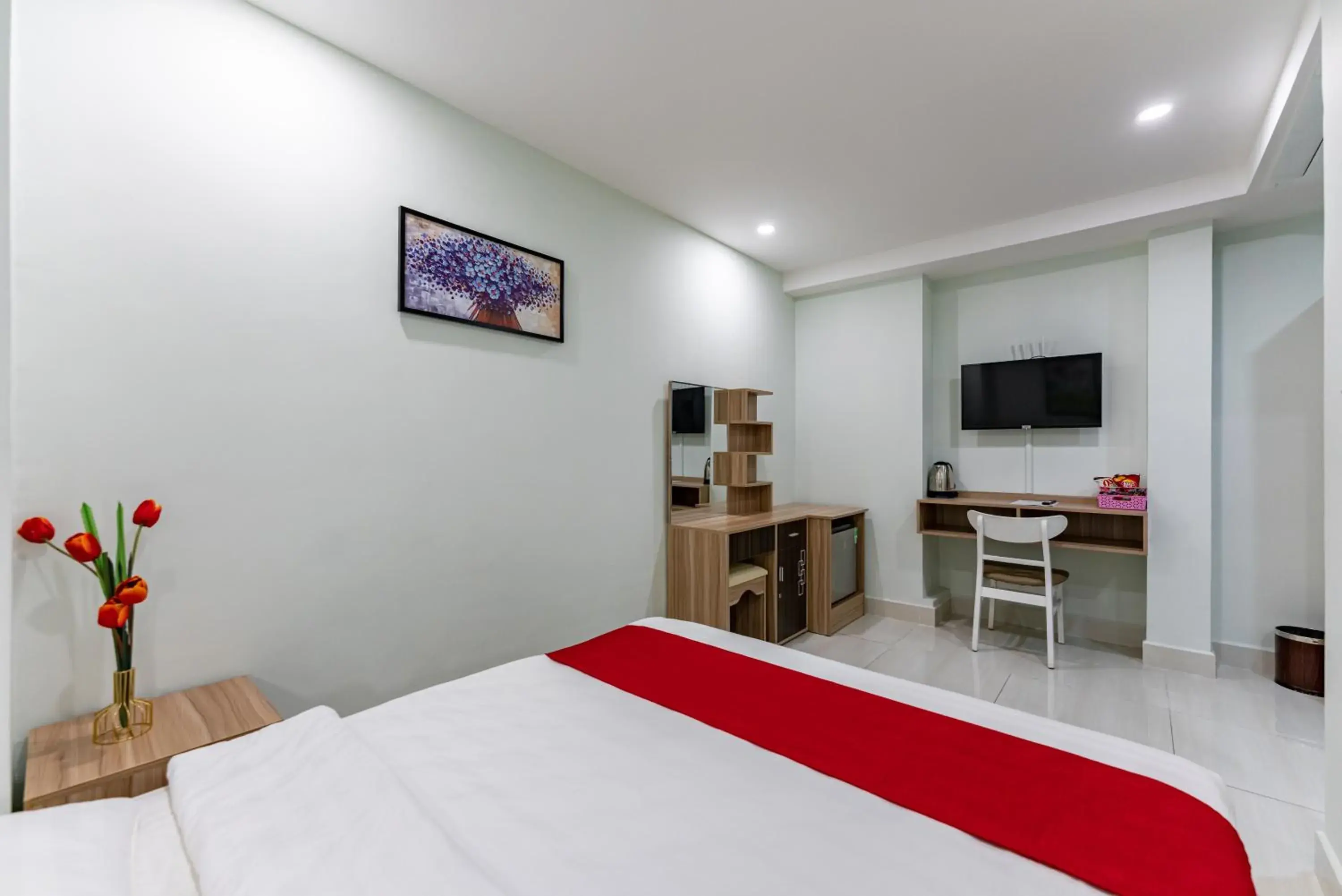 Bed, TV/Entertainment Center in Cherry Hotel and Apartment