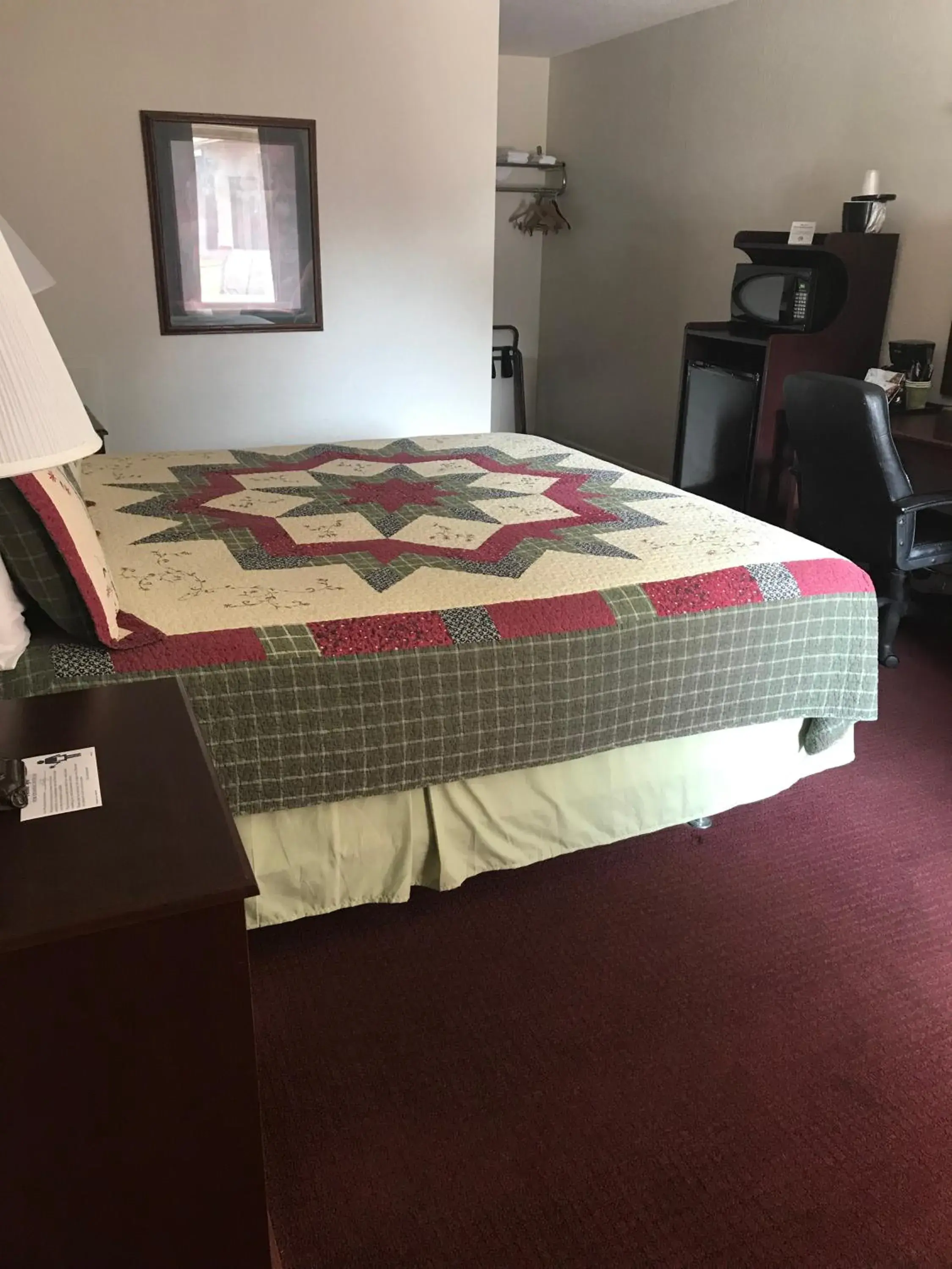 Bed in Sunset Inn and Suites