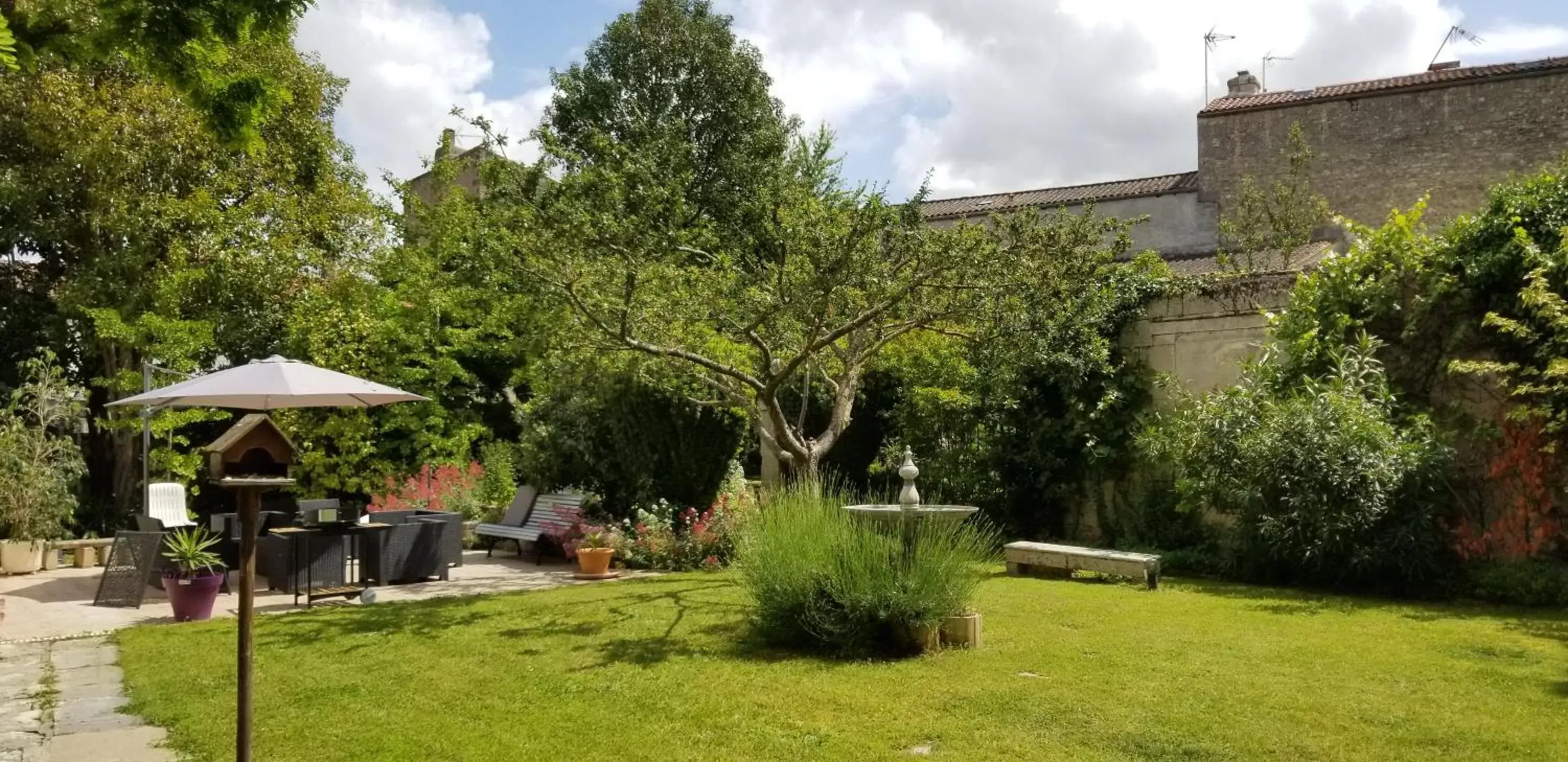 Property building, Garden in La Maison Blanche