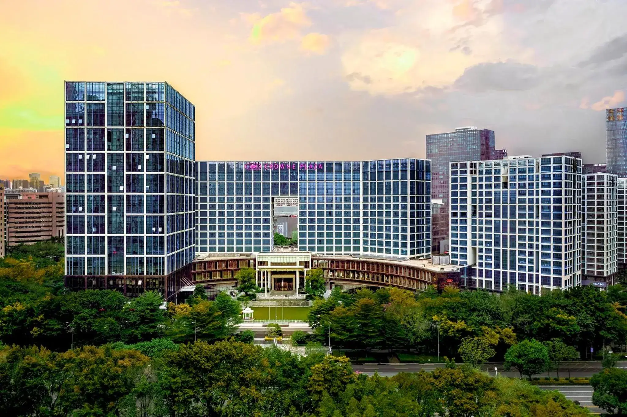 Property building in Crowne Plaza Shenzhen Longgang City Centre by IHG Property building in Crowne Plaza Shenzhen Longgang City Centre by IHG