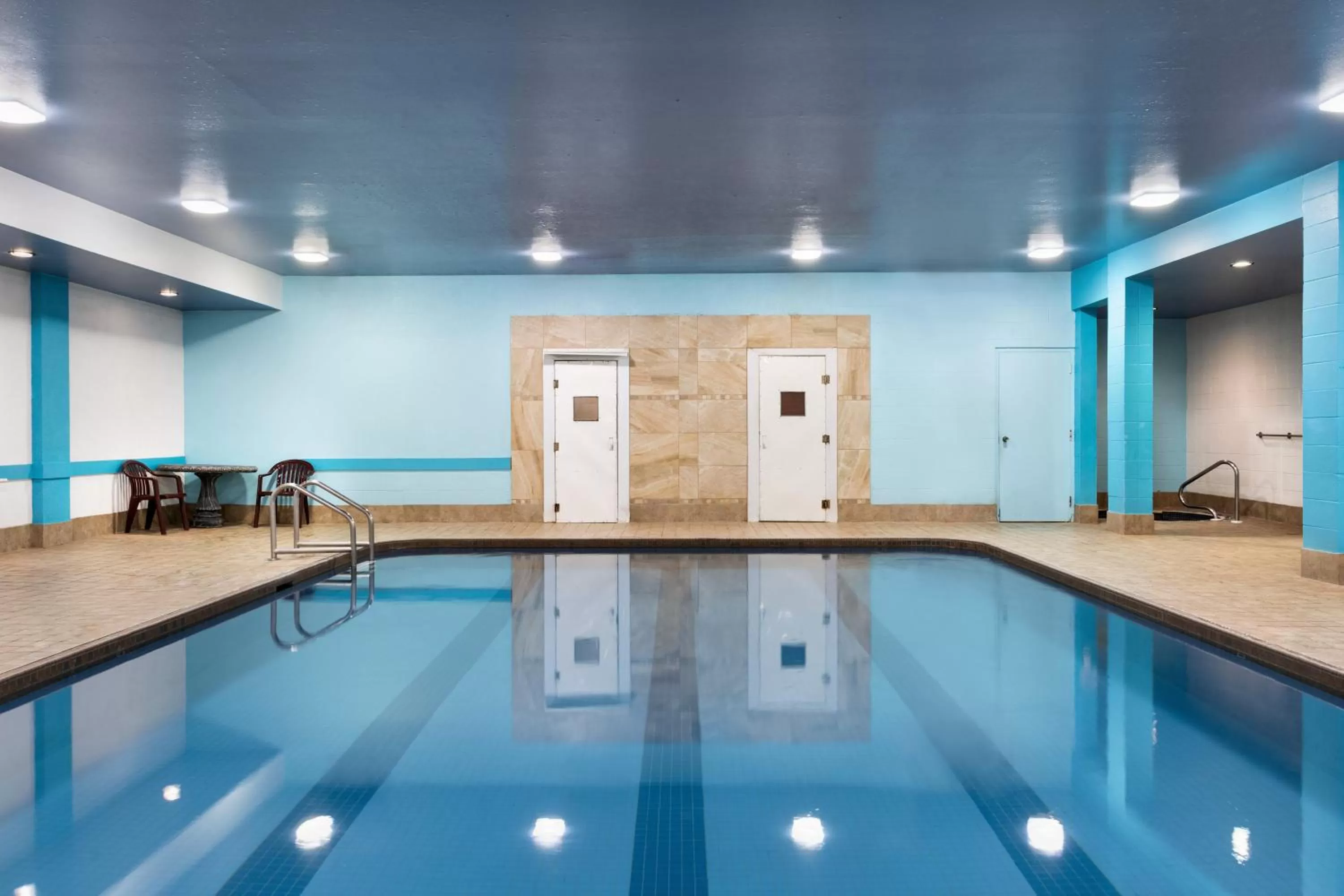 Swimming pool in Travelodge by Wyndham Simcoe