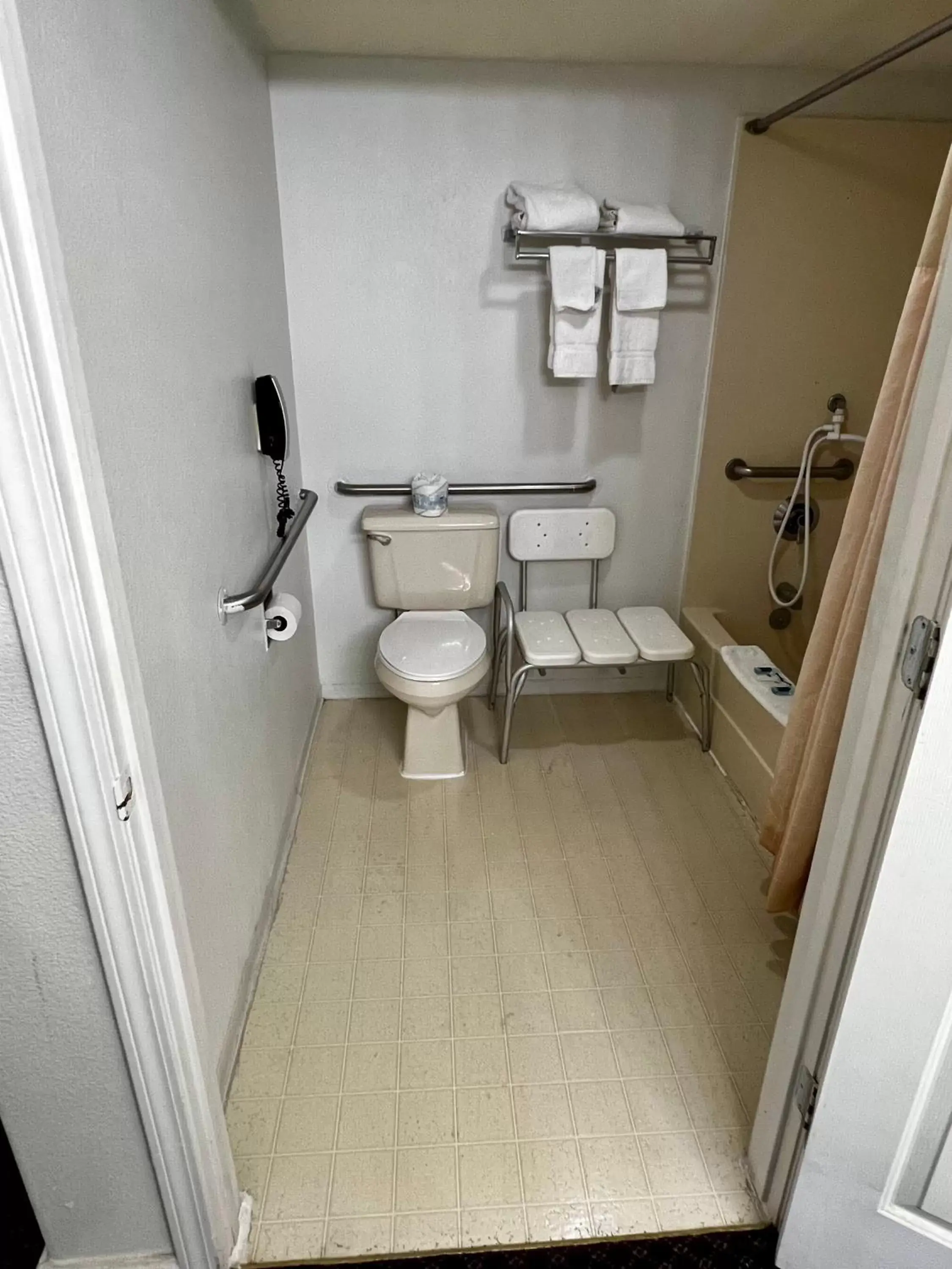 Toilet, Bathroom in Rodeway Inn - Santa Fe Inn