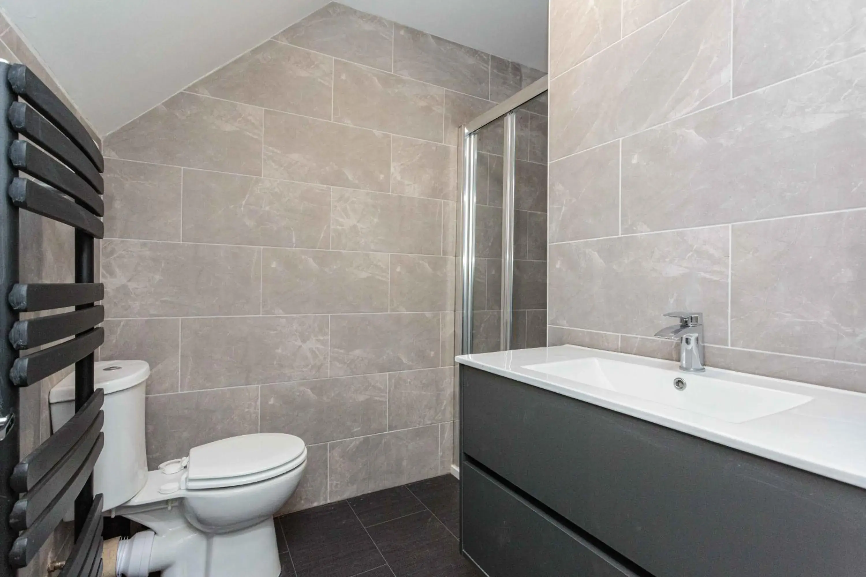 Bathroom in Cherry Property - Berry Apartments