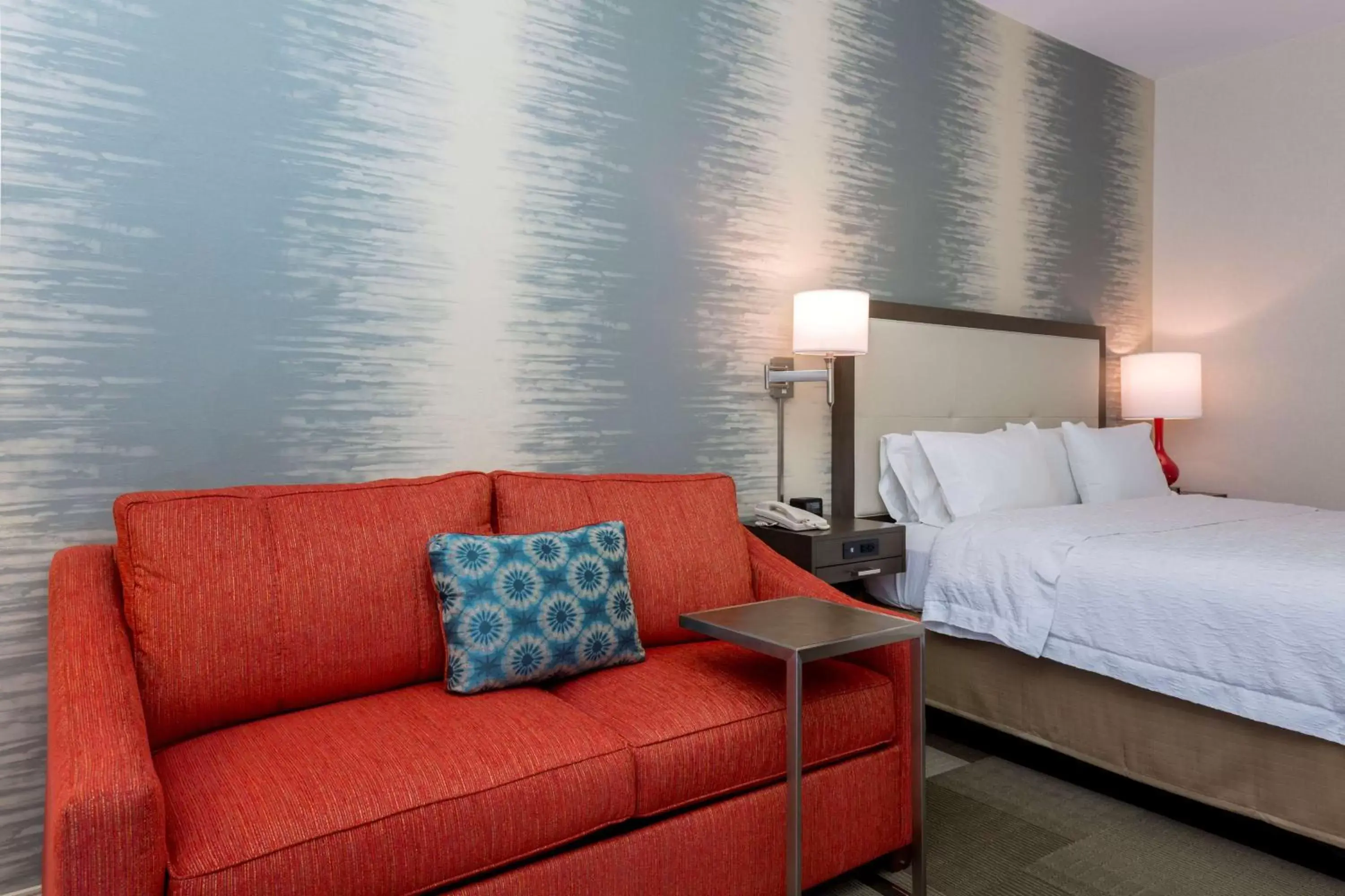 Bed, Seating Area in Hampton Inn Santa Barbara/Goleta