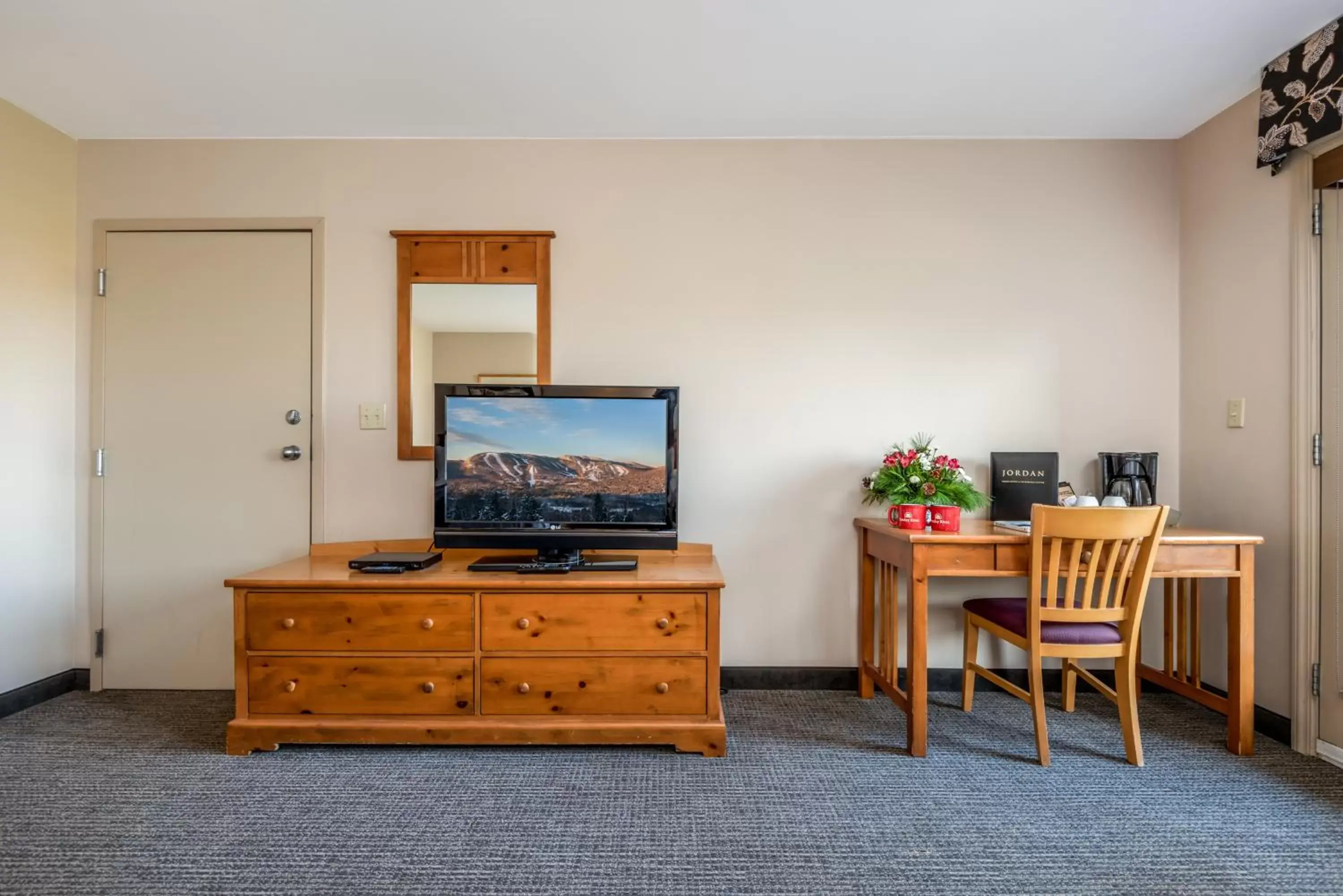 TV and multimedia, TV/Entertainment Center in Jordan Hotel