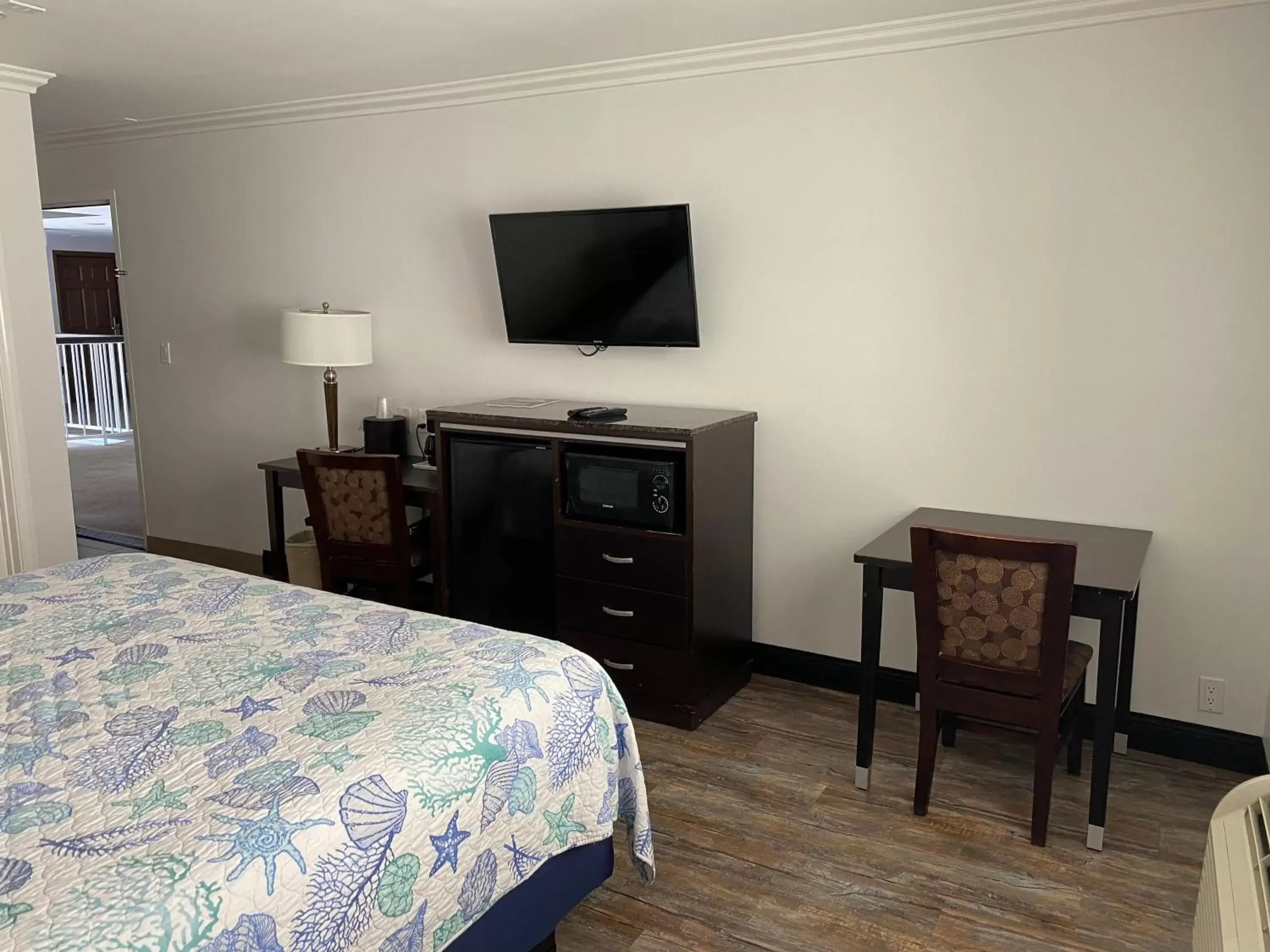 Bed, TV/Entertainment Center in Ocean Surf Inn & Suites