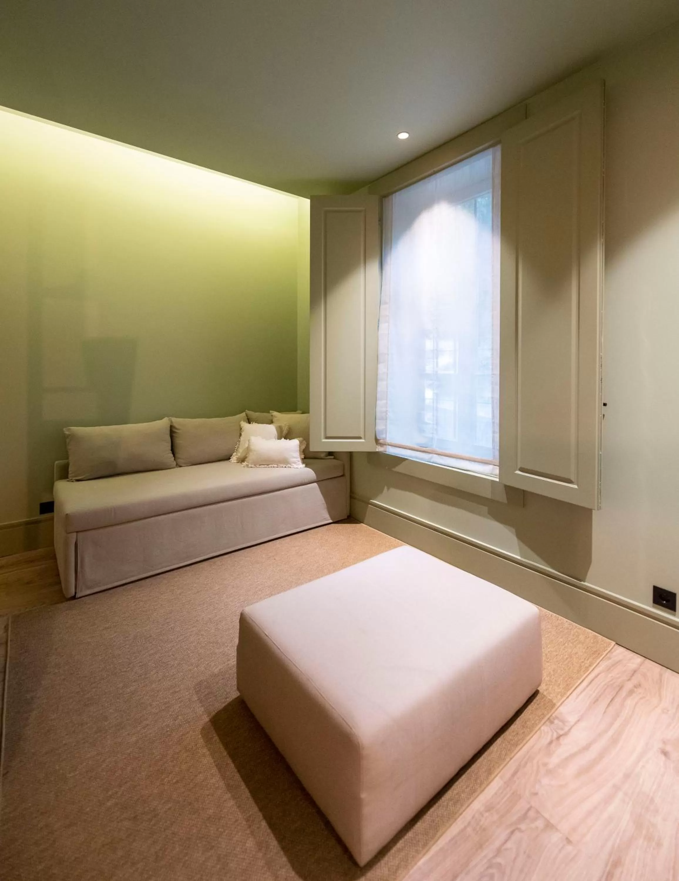 Living room, Bed in The Grove Houses