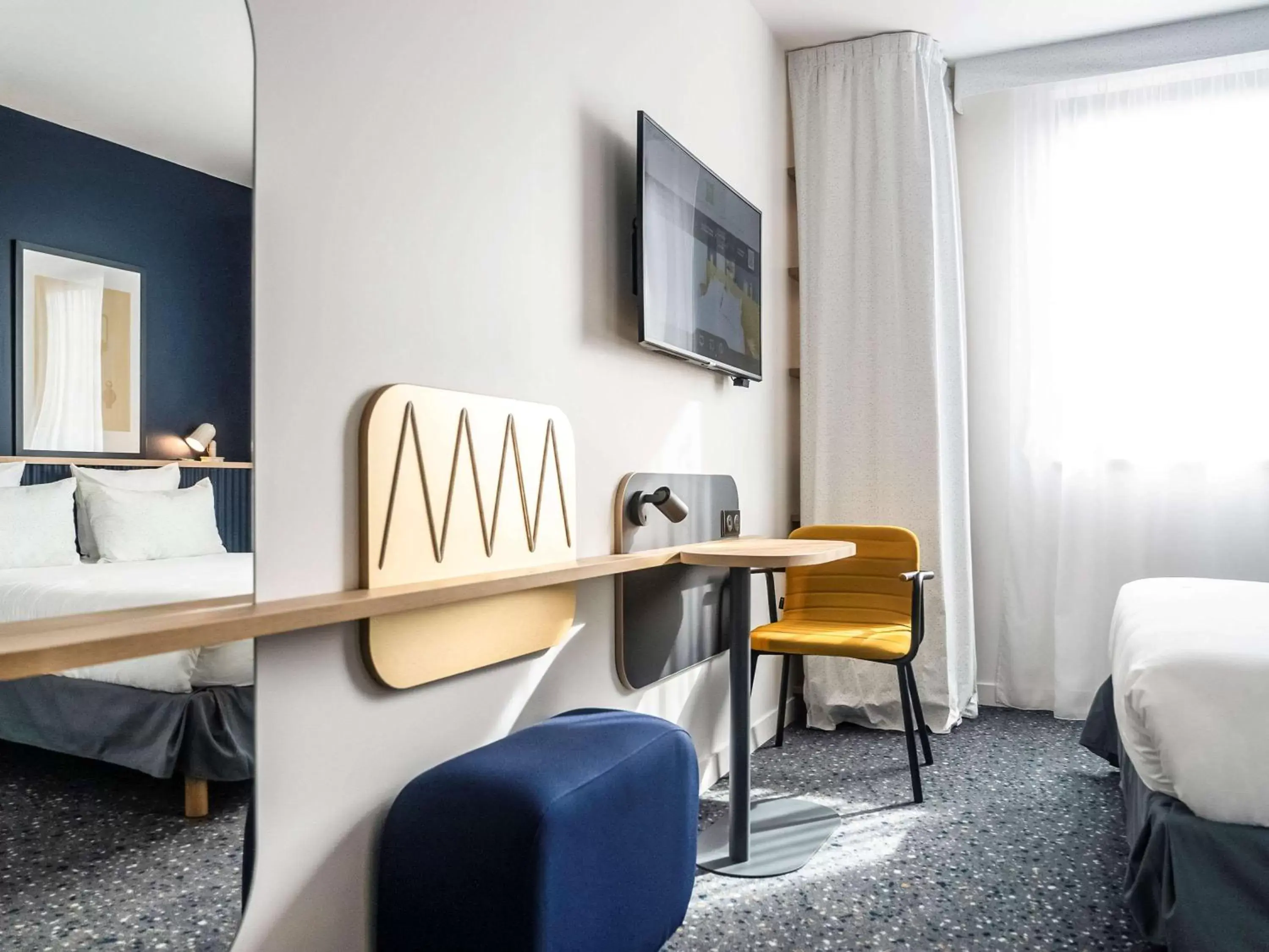 Photo of the whole room, TV/Entertainment Center in ibis Styles Paris Romainville