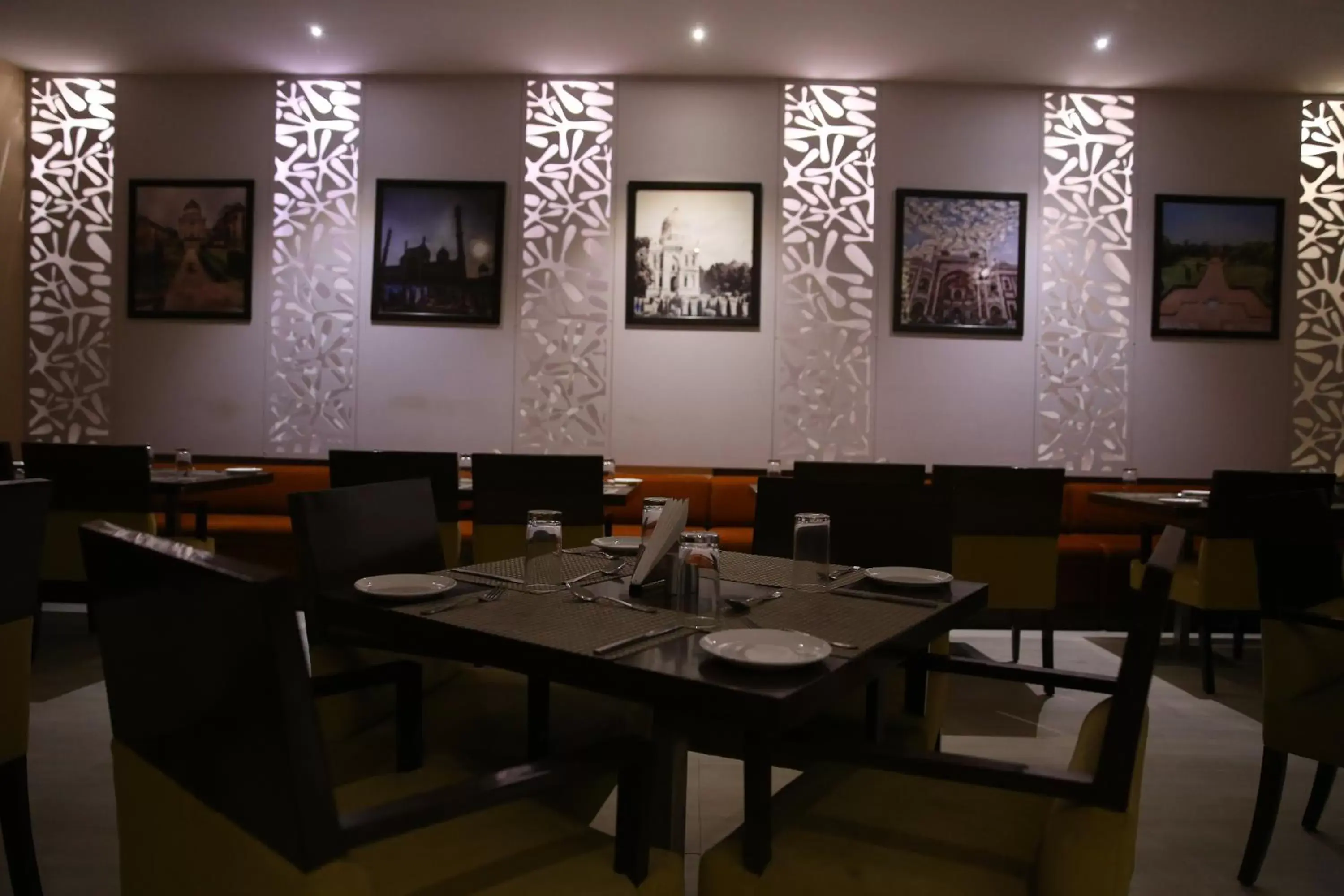 Lounge or bar, Restaurant/Places to Eat in Le Roi Udaipur