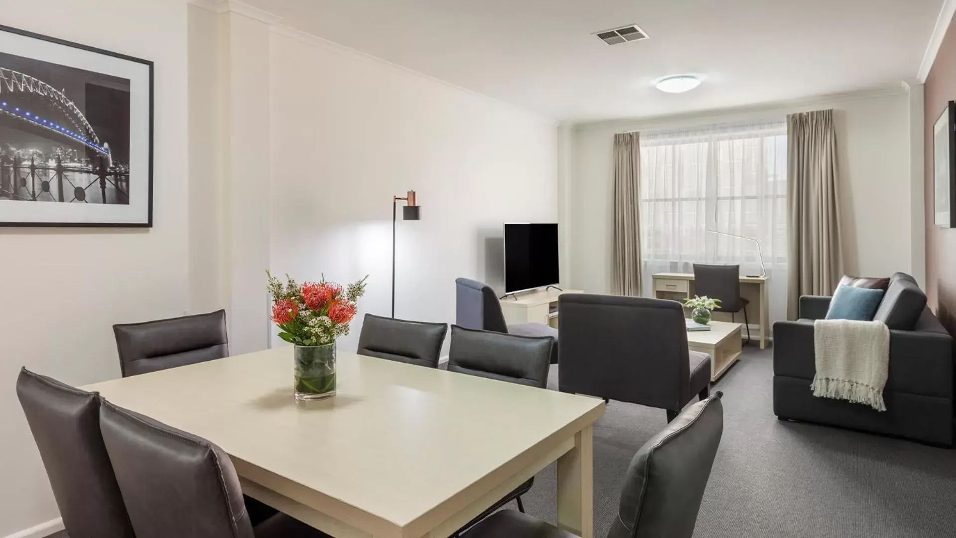 TV and multimedia, Dining Area in Oaks Sydney Goldsbrough Suites