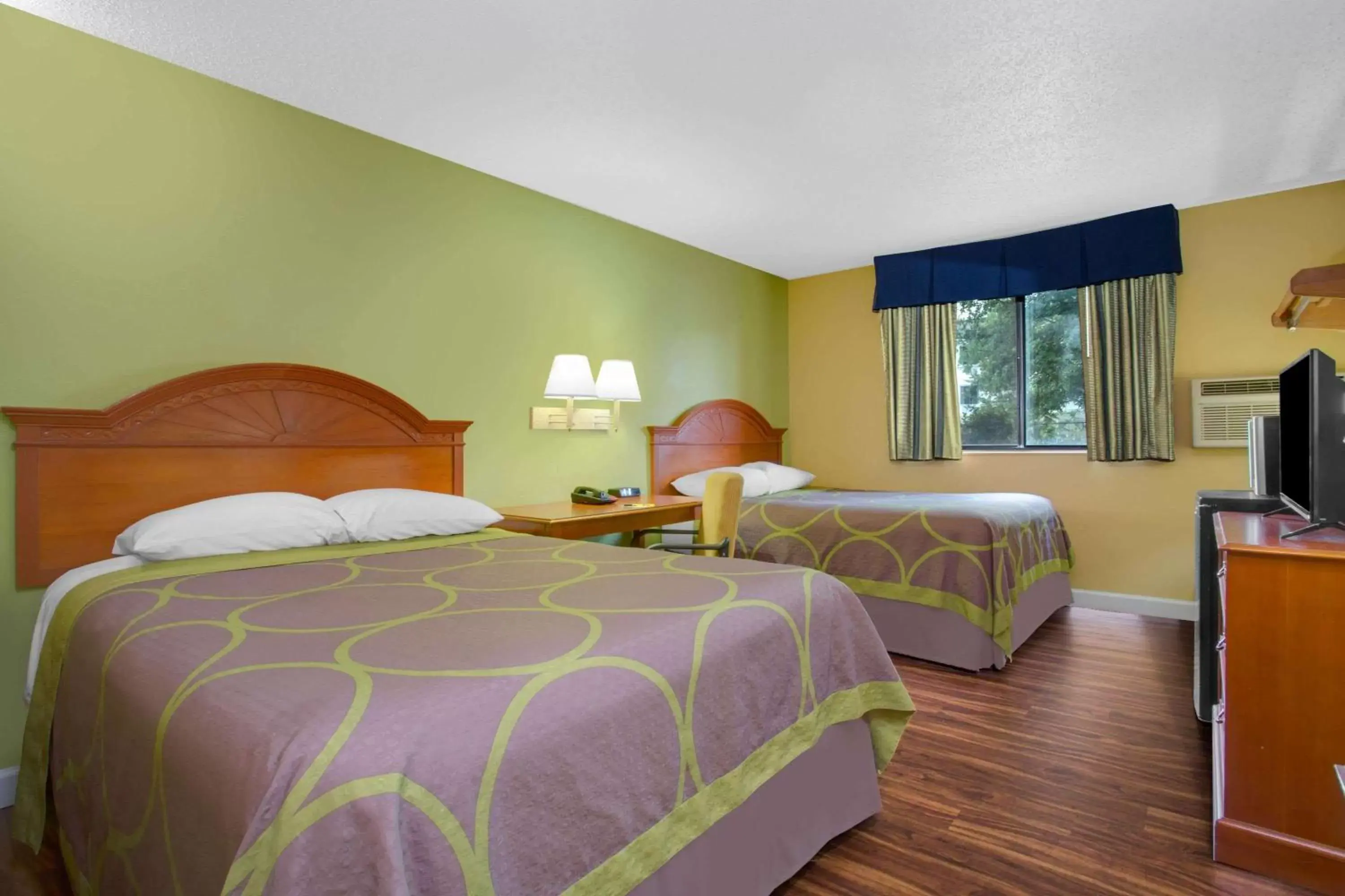 Photo of the whole room, Bed in Super 8 by Wyndham Gainesville