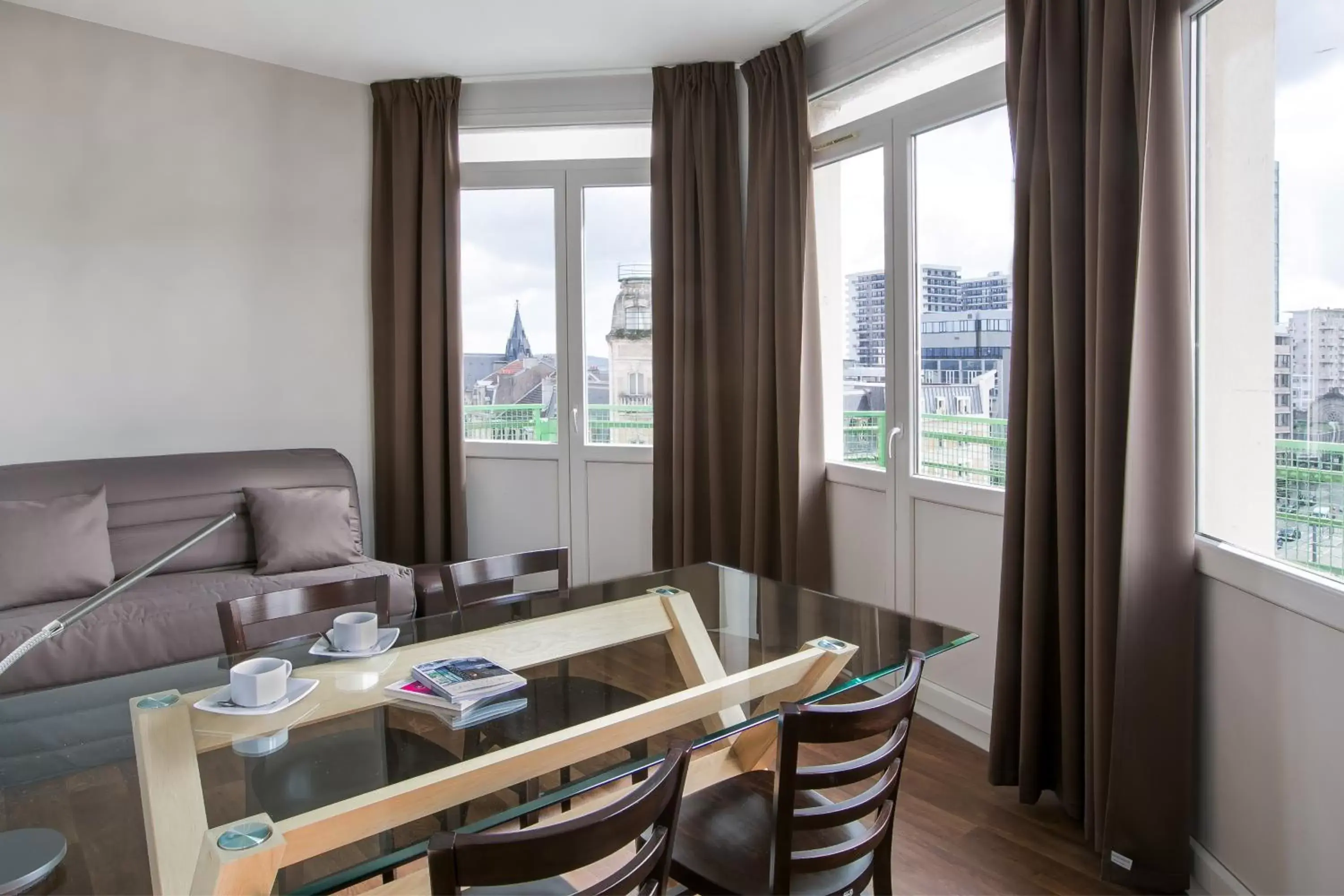 Coffee/tea facilities, Dining Area in Hotel Foch Nancy Gare