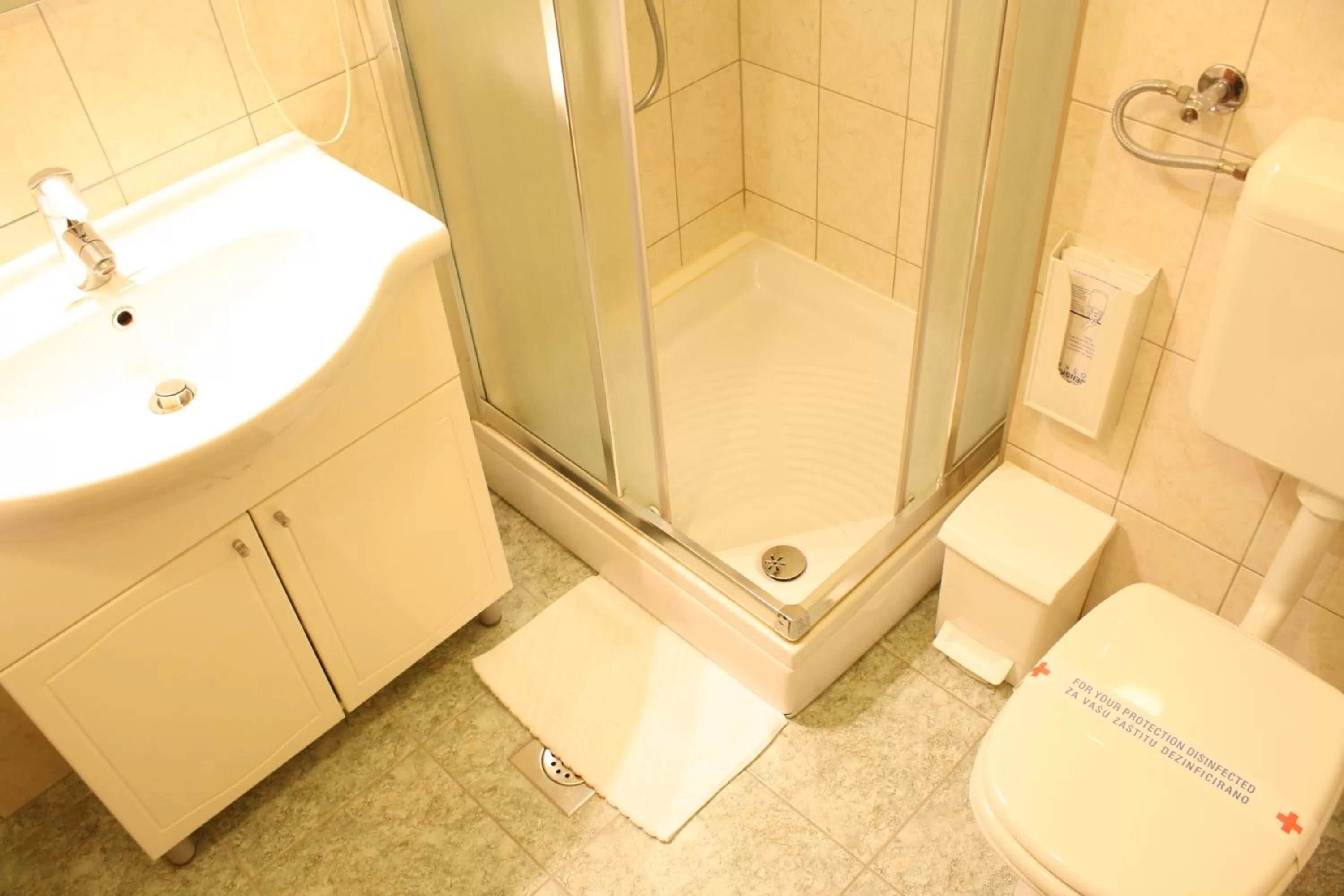 Shower in Hotel Mediteran