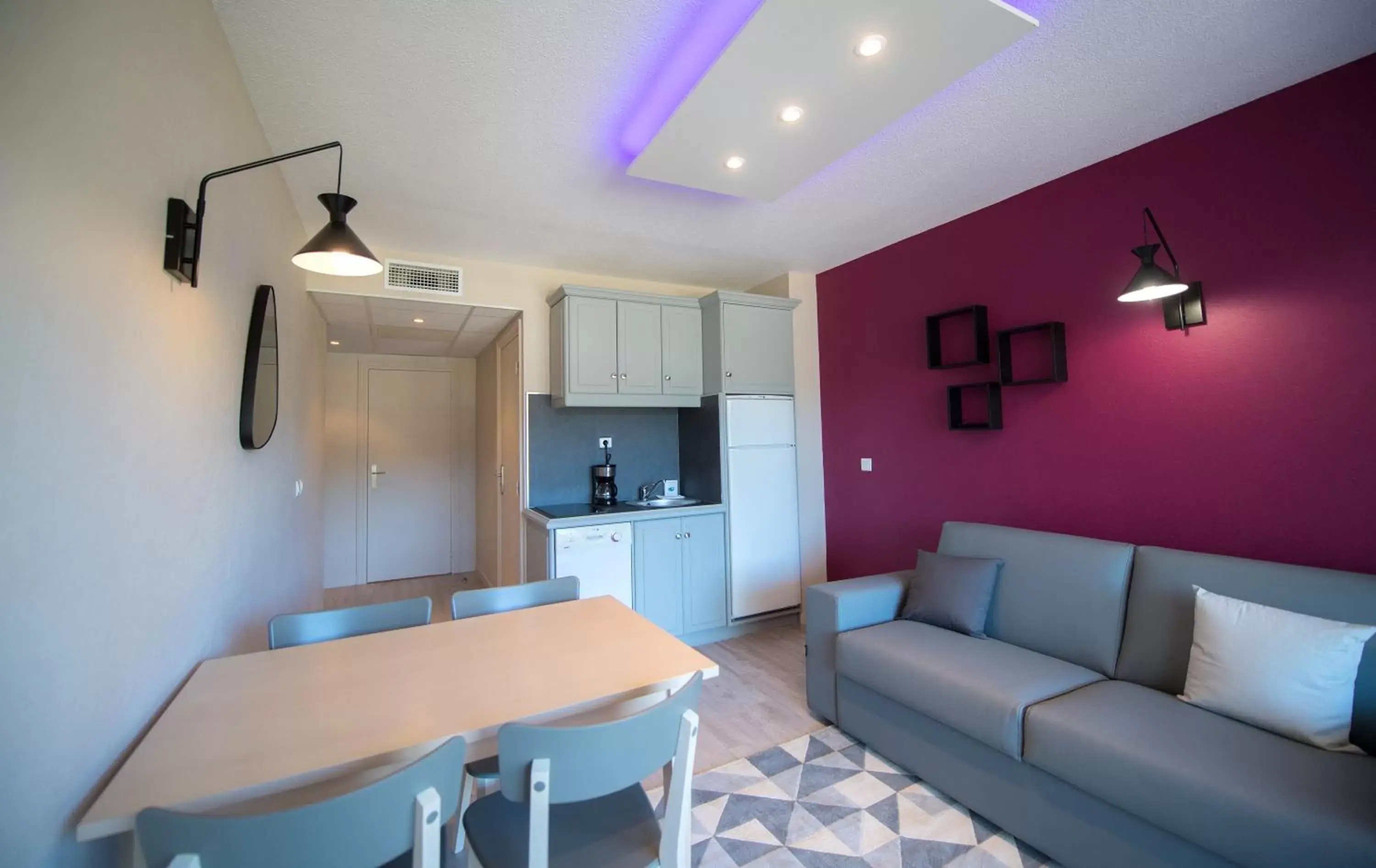 Kitchen or kitchenette, Dining Area in Appart Hotel Lou Castelet