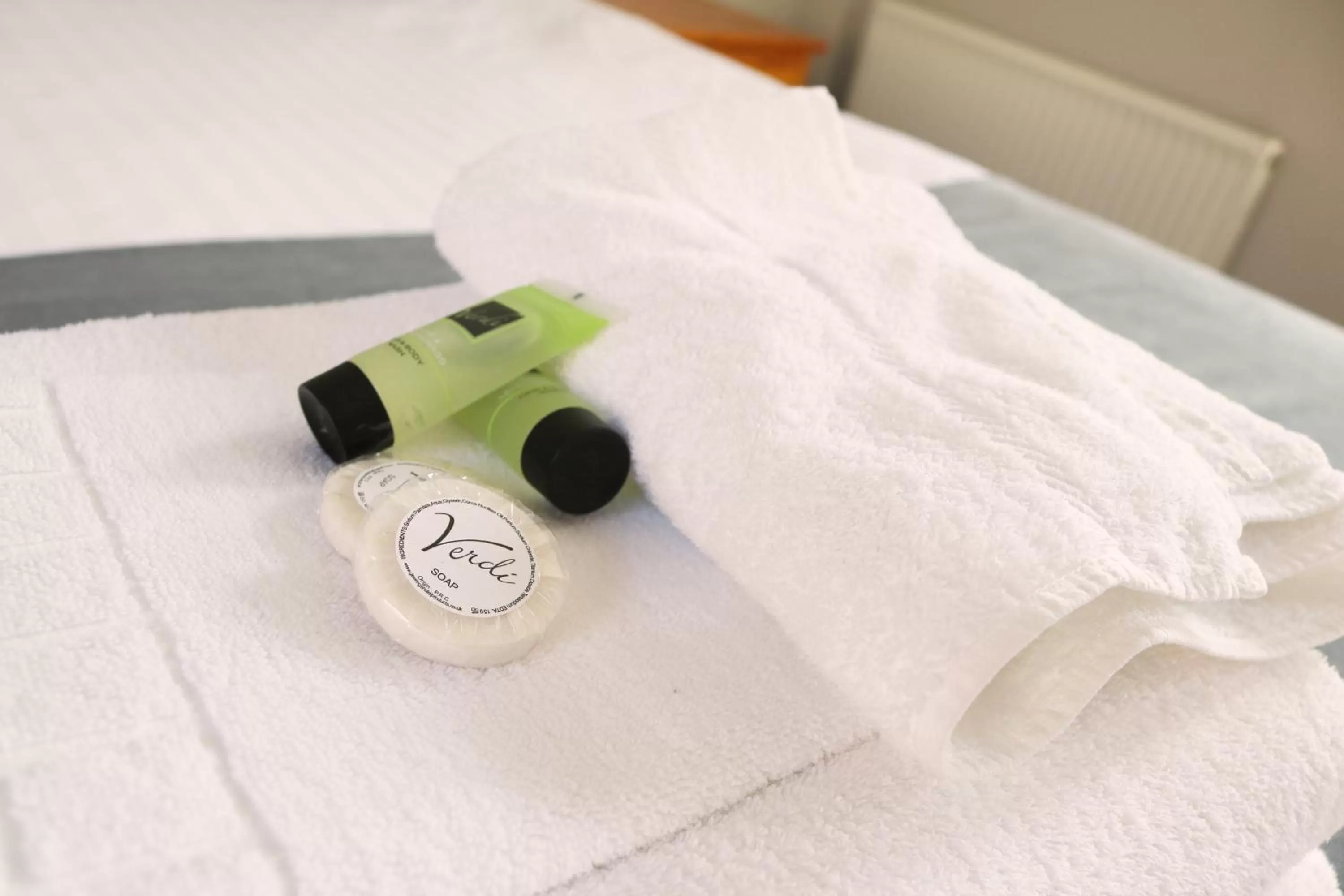 Shower, Bed in The Oyster Smack