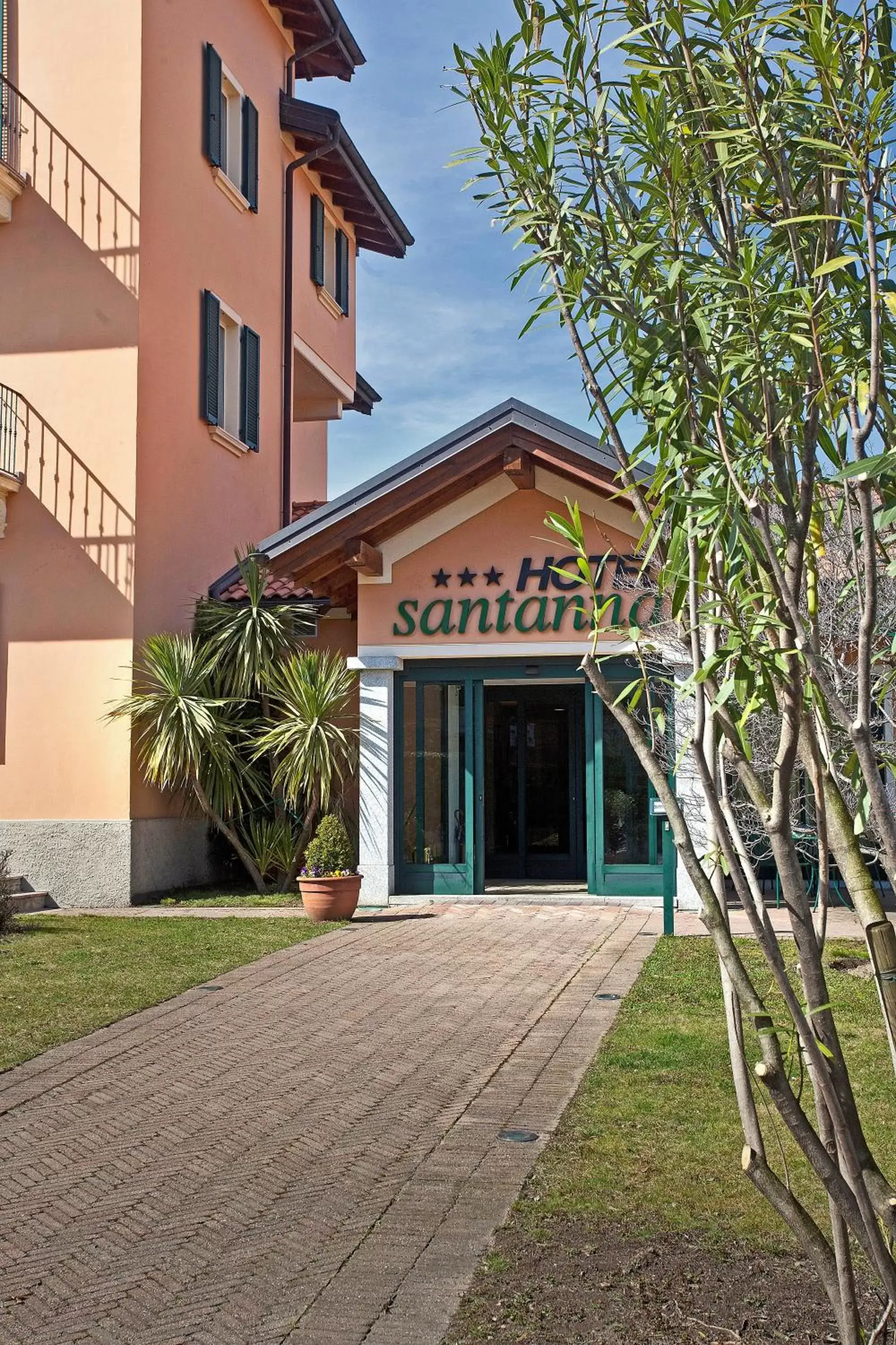 Facade/entrance, Property Building in Santanna