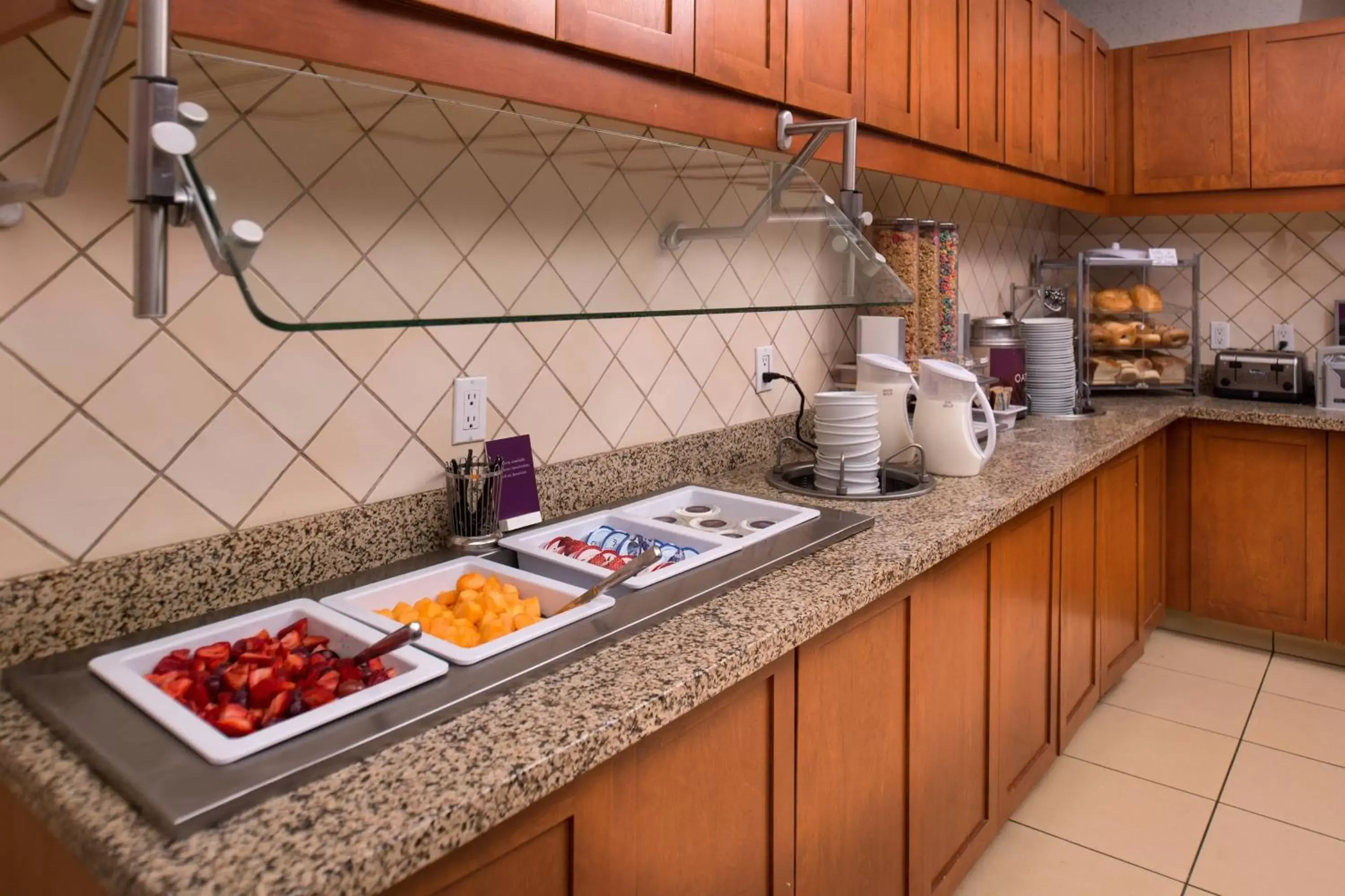 Breakfast, Kitchen/Kitchenette in Residence Inn by Marriott Albuquerque Airport