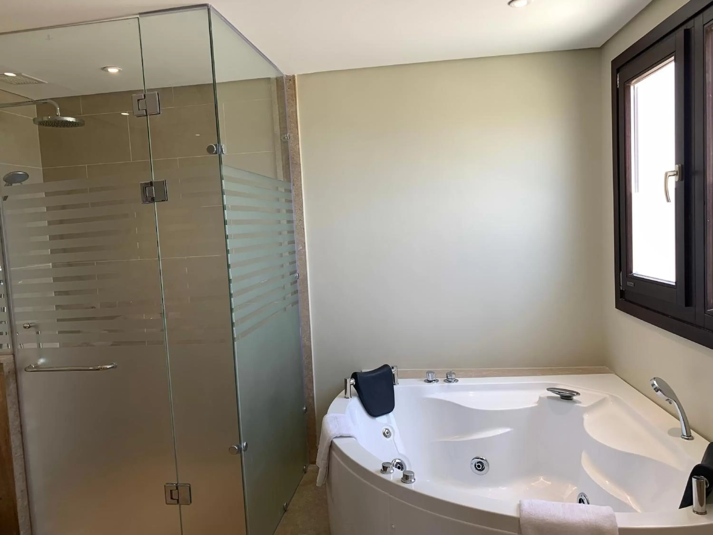 Bath, Bathroom in Steigenberger Aldau Beach Hotel