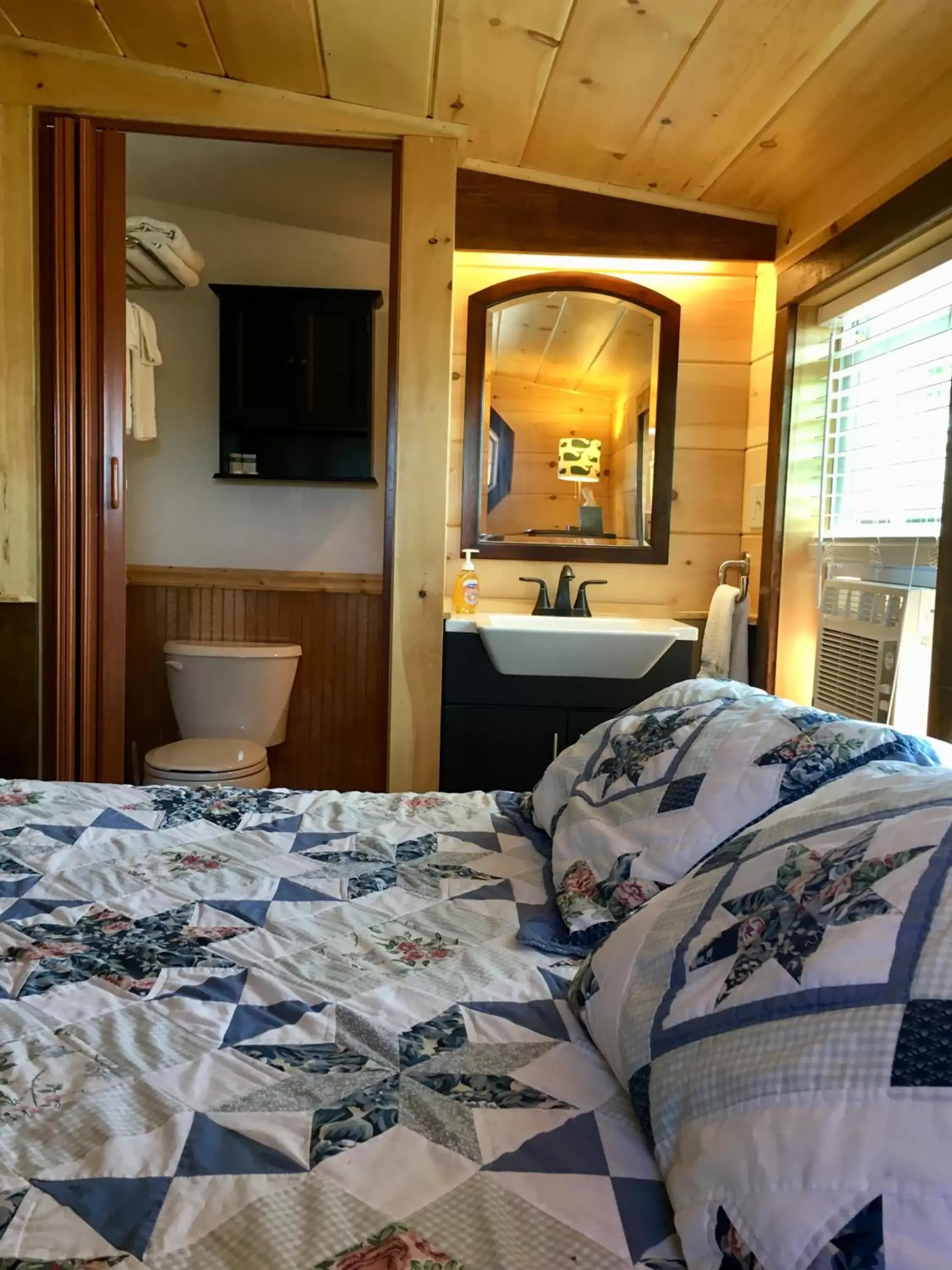 Bed in Beach Cottage Inn