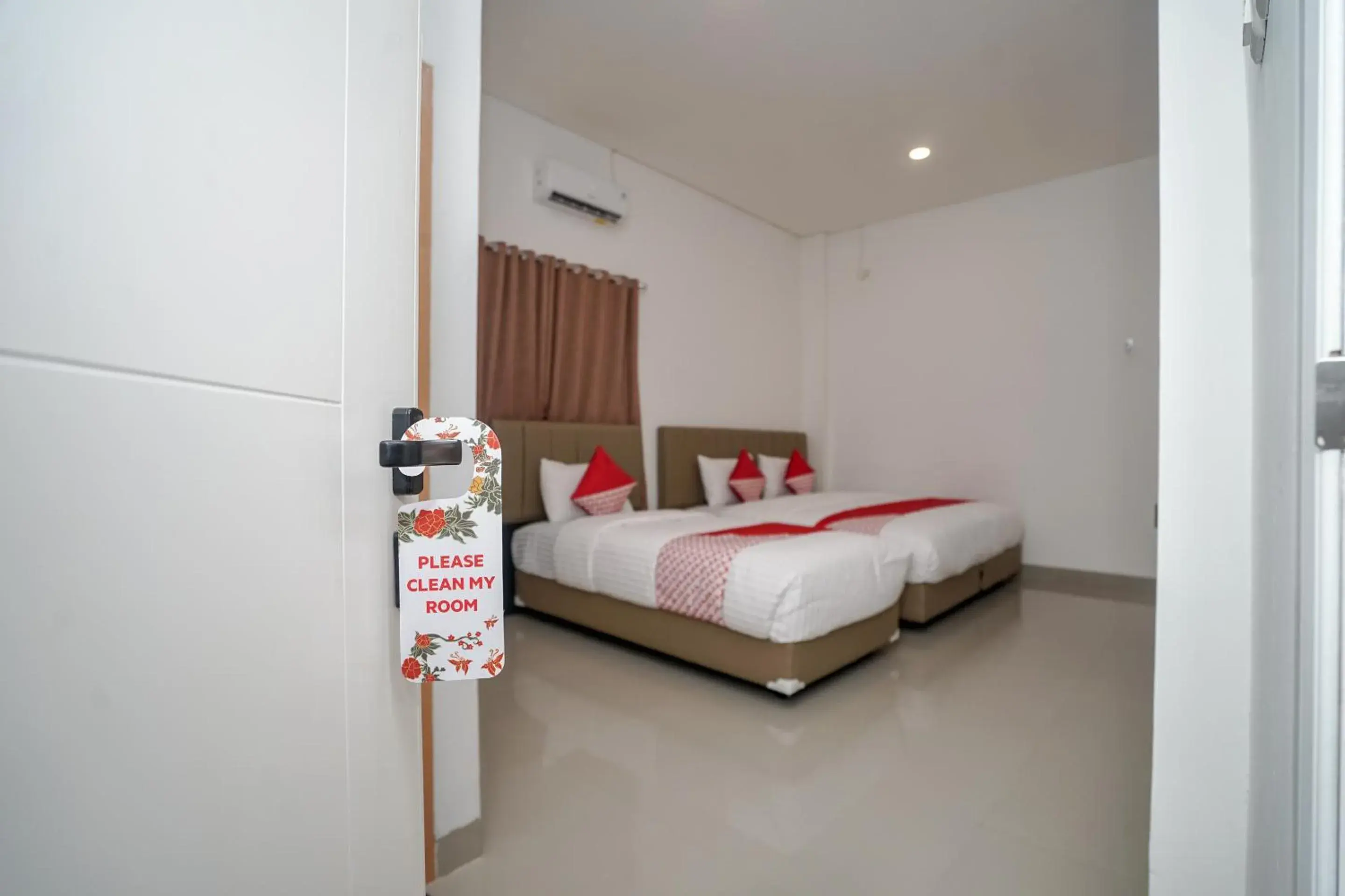 Bedroom, Bed in OYO 443 Hotel Barlian