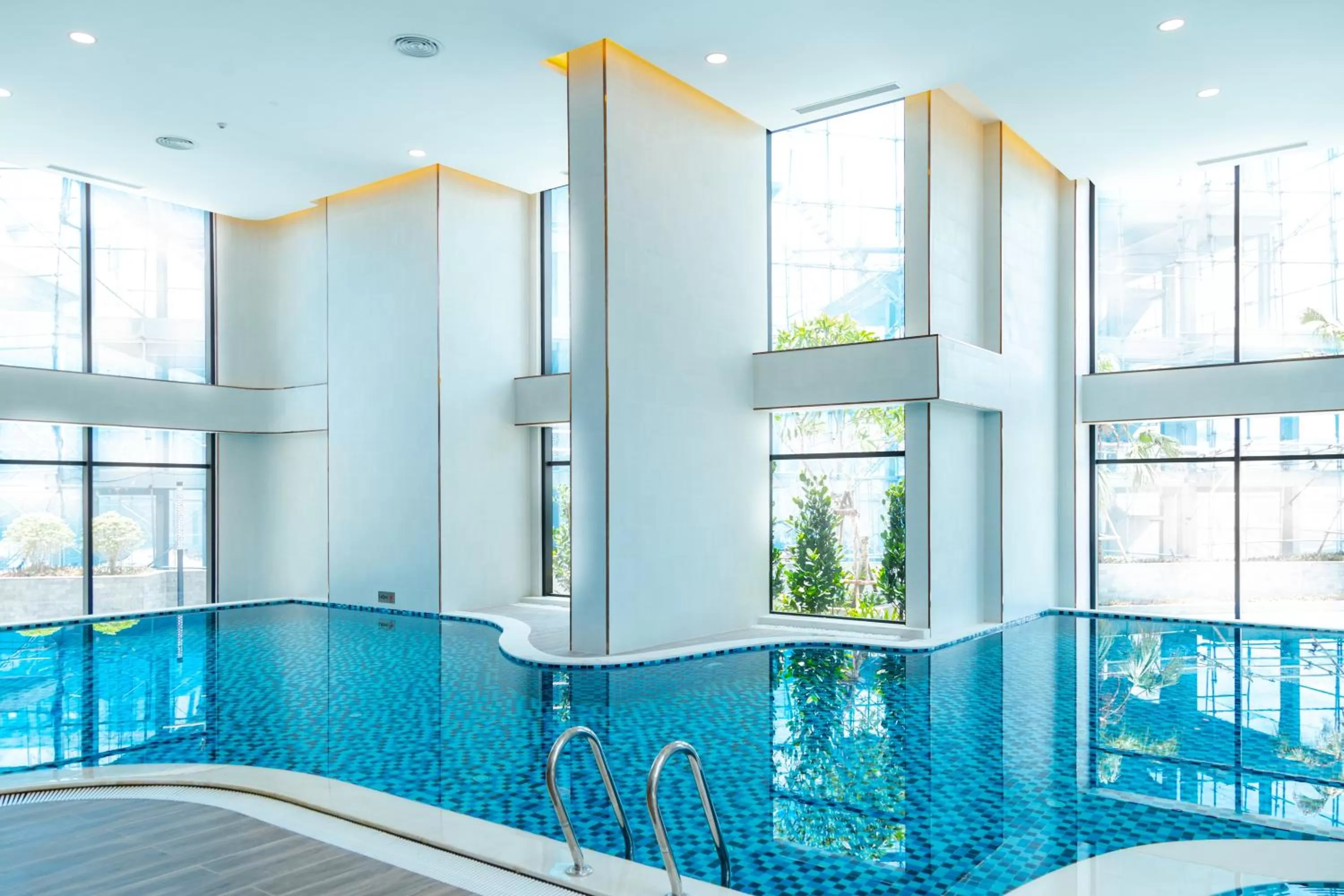 Swimming pool in Best Western Premier Sapphire Ha Long