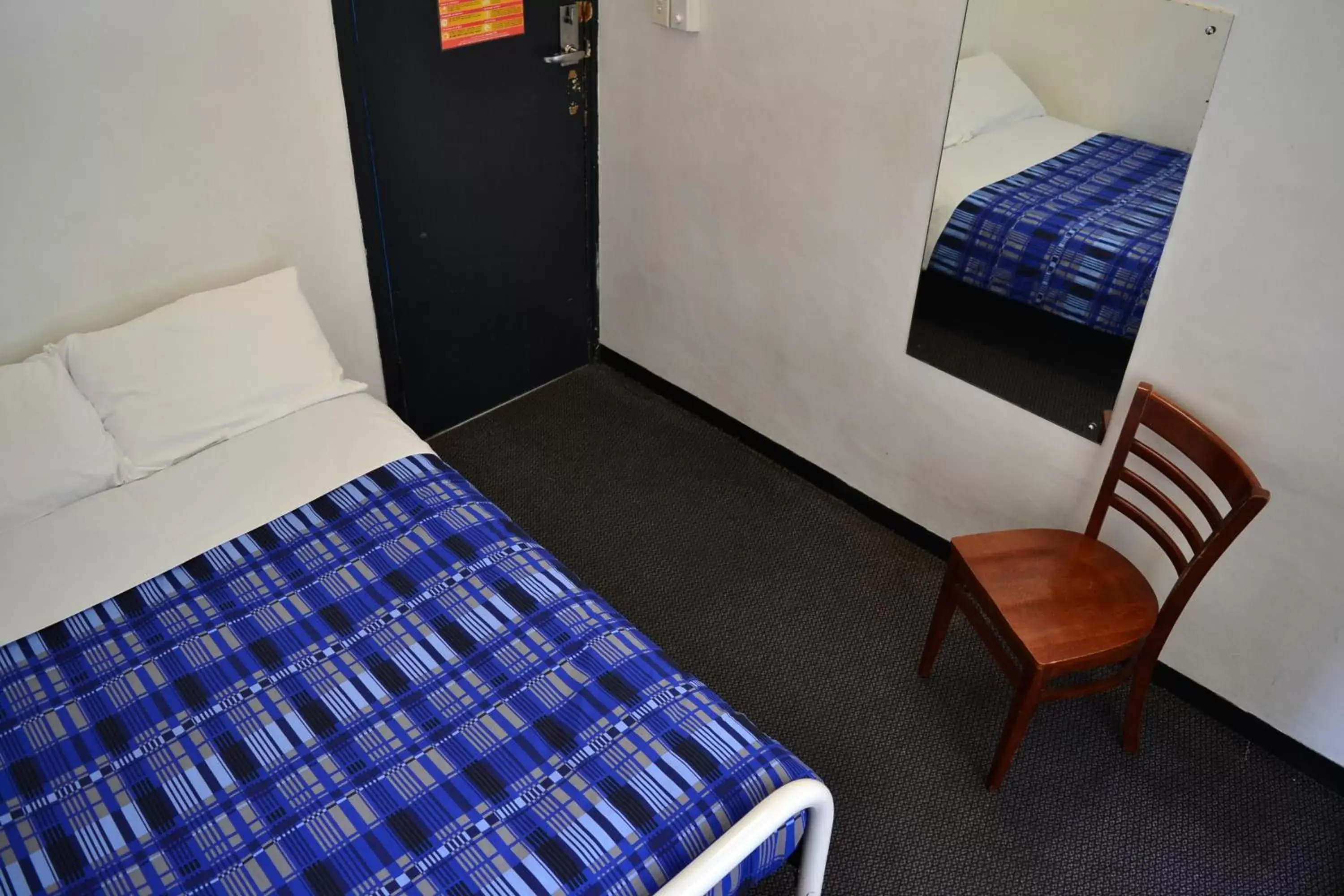 Photo of the whole room, Bed in Maze Backpackers - Sydney
