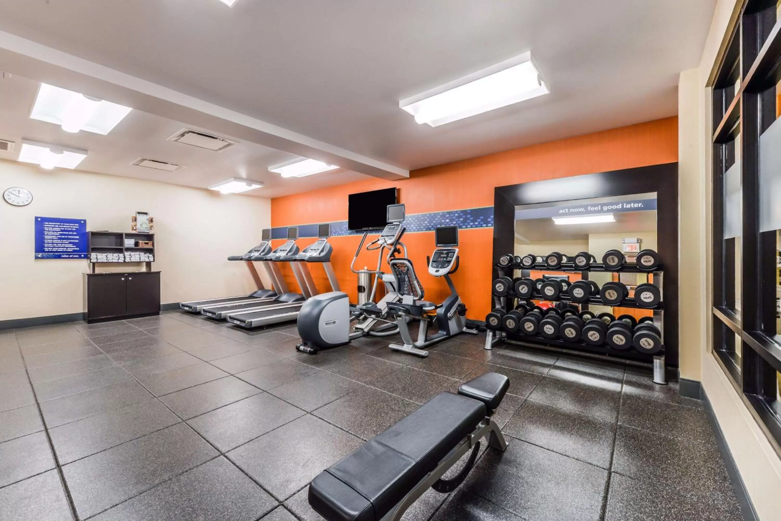 Fitness centre/facilities in Hampton Inn & Suites Boulder North
