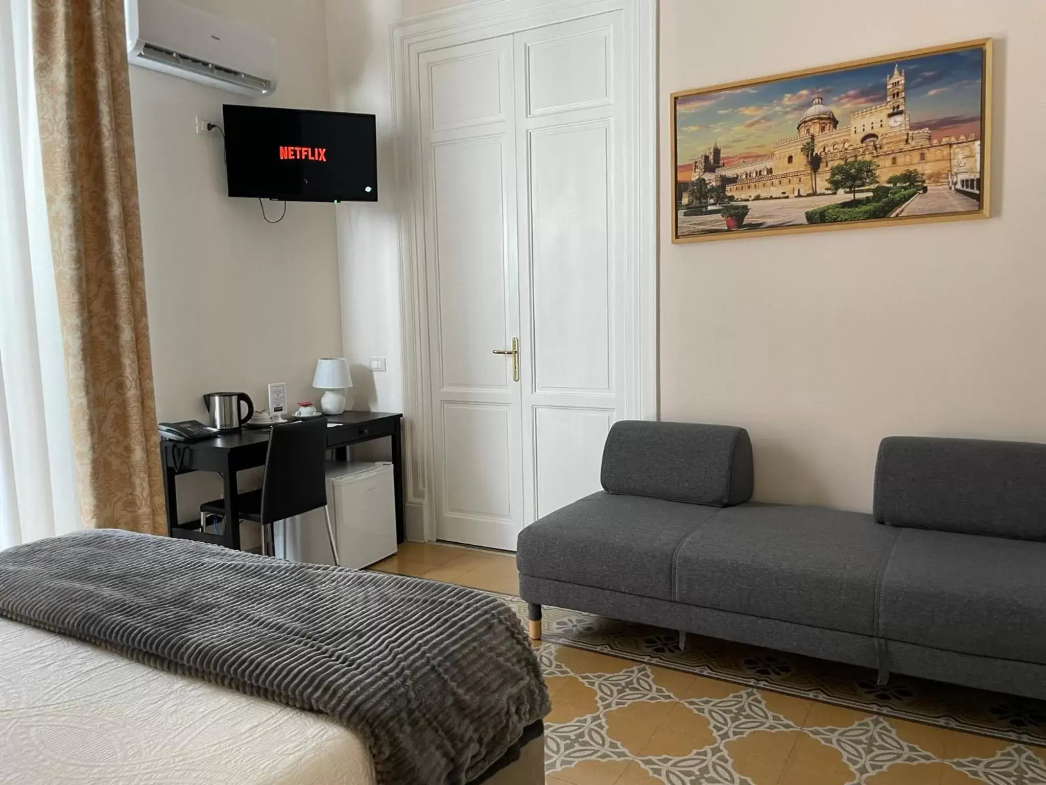 Bedroom, Seating Area in Liberty Palace