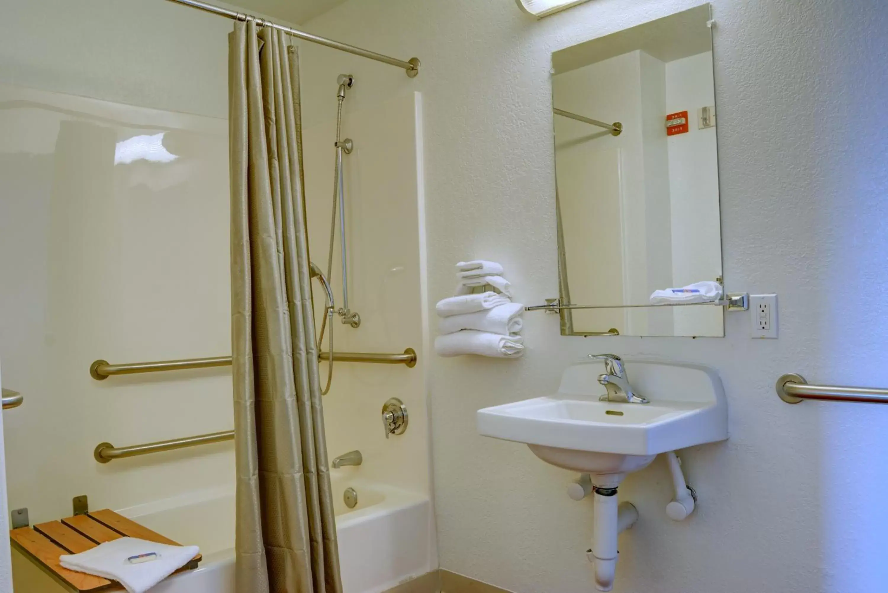 Bathroom in Motel 6-Springfield, OR - Eugene North