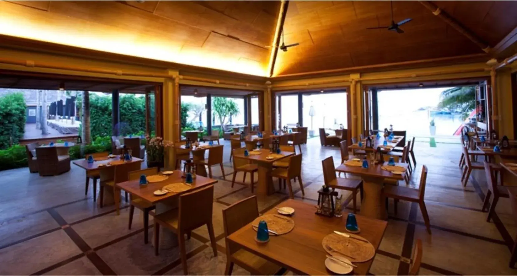 Restaurant/Places to Eat in Deva Beach Resort Samui