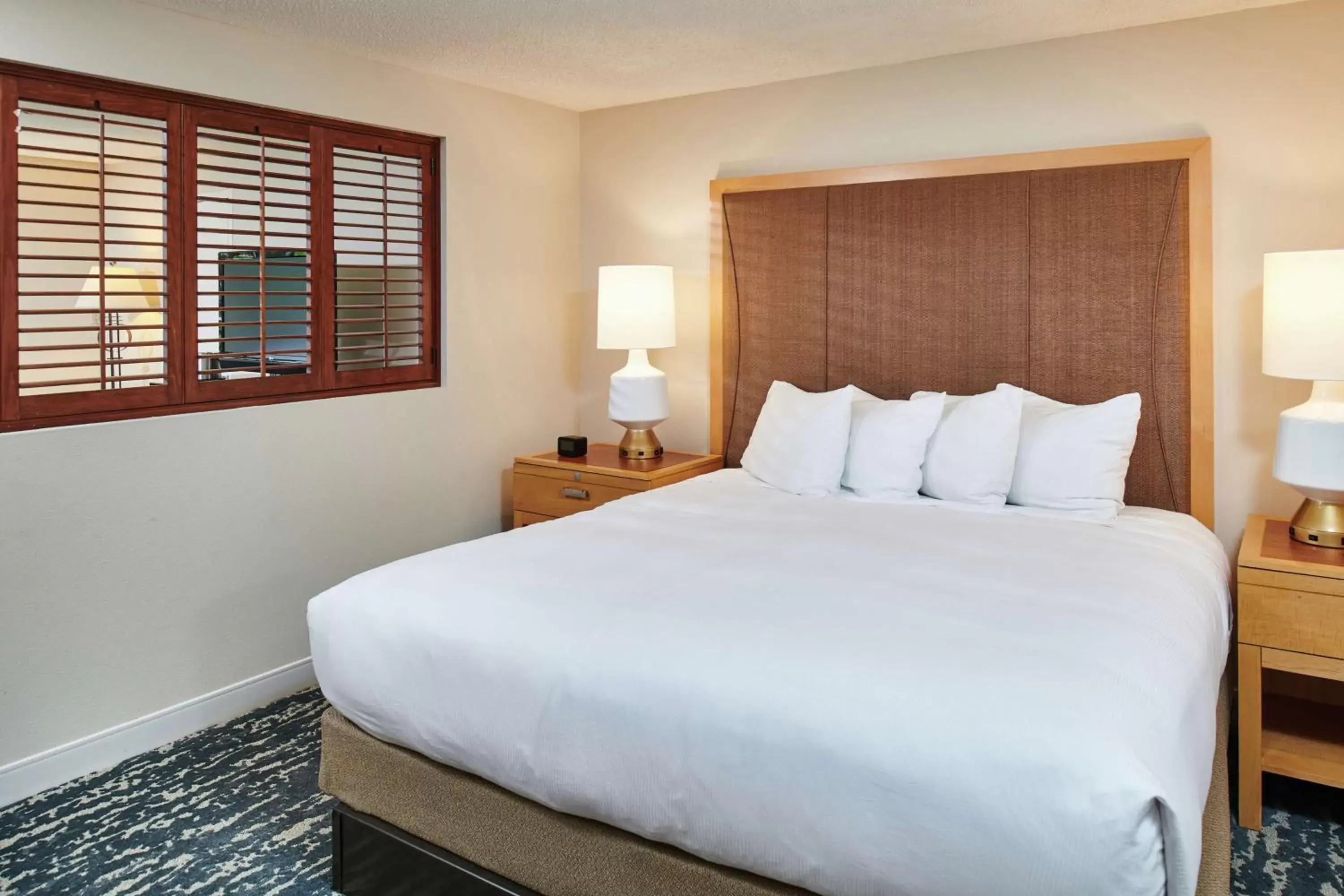 Bed in DoubleTree by Hilton Hotel Berkeley Marina