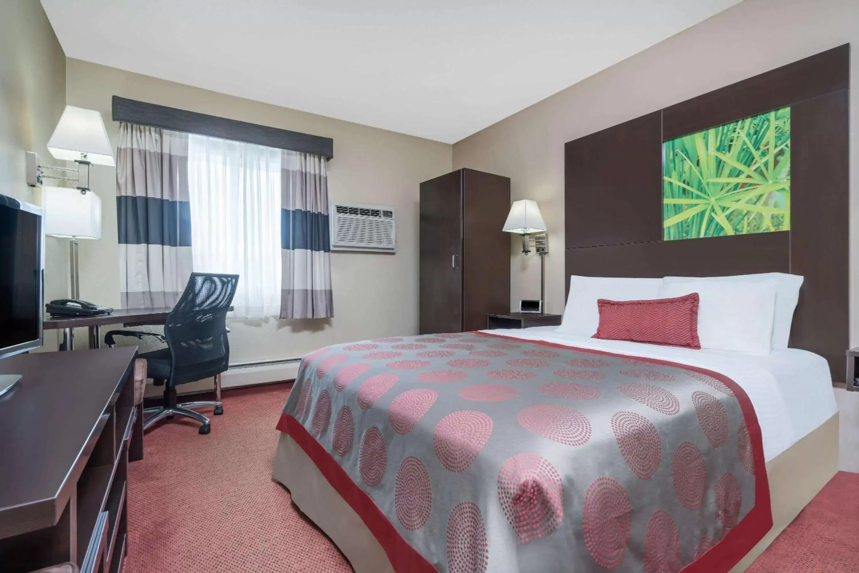 Photo of the whole room, Bed in Ramada by Wyndham Minneapolis Golden Valley