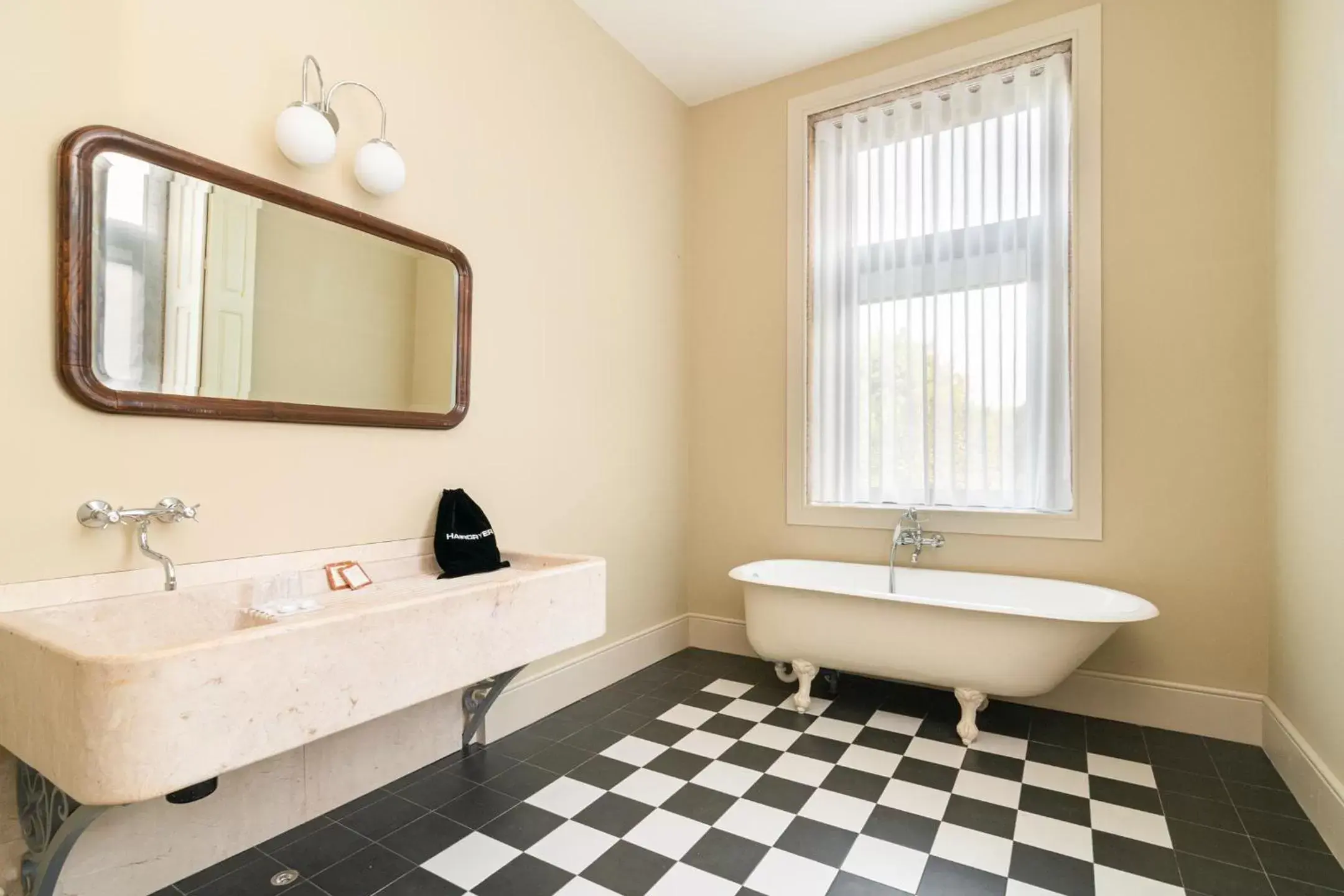 Bathroom in Marquês Garden House by Olivia