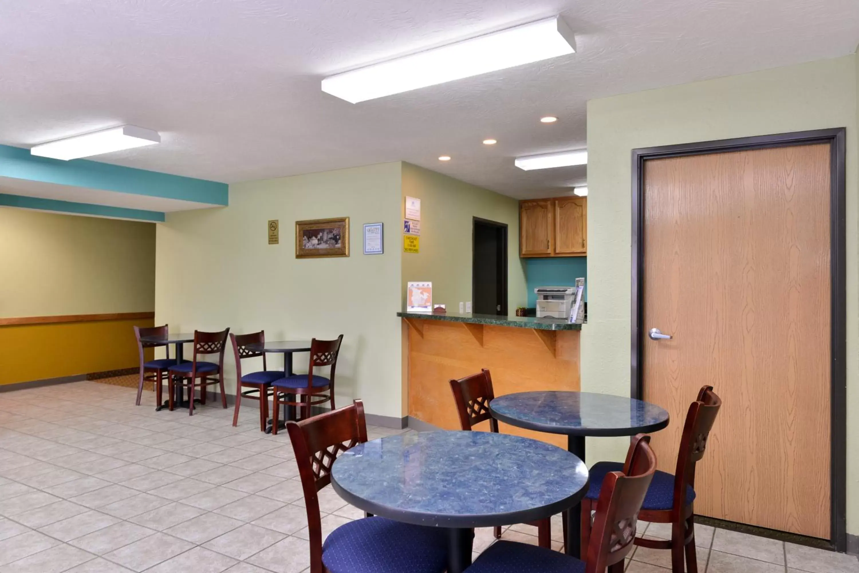 Lobby or reception, Restaurant/Places to Eat in Americas Best Value Inn - Seymour