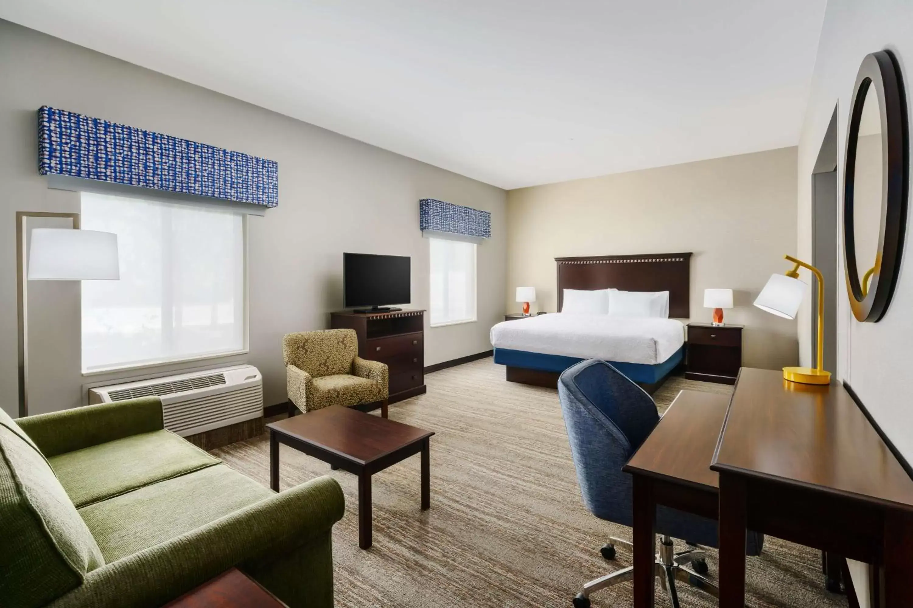 Bedroom, Seating Area in Hampton Inn & Suites West Sacramento