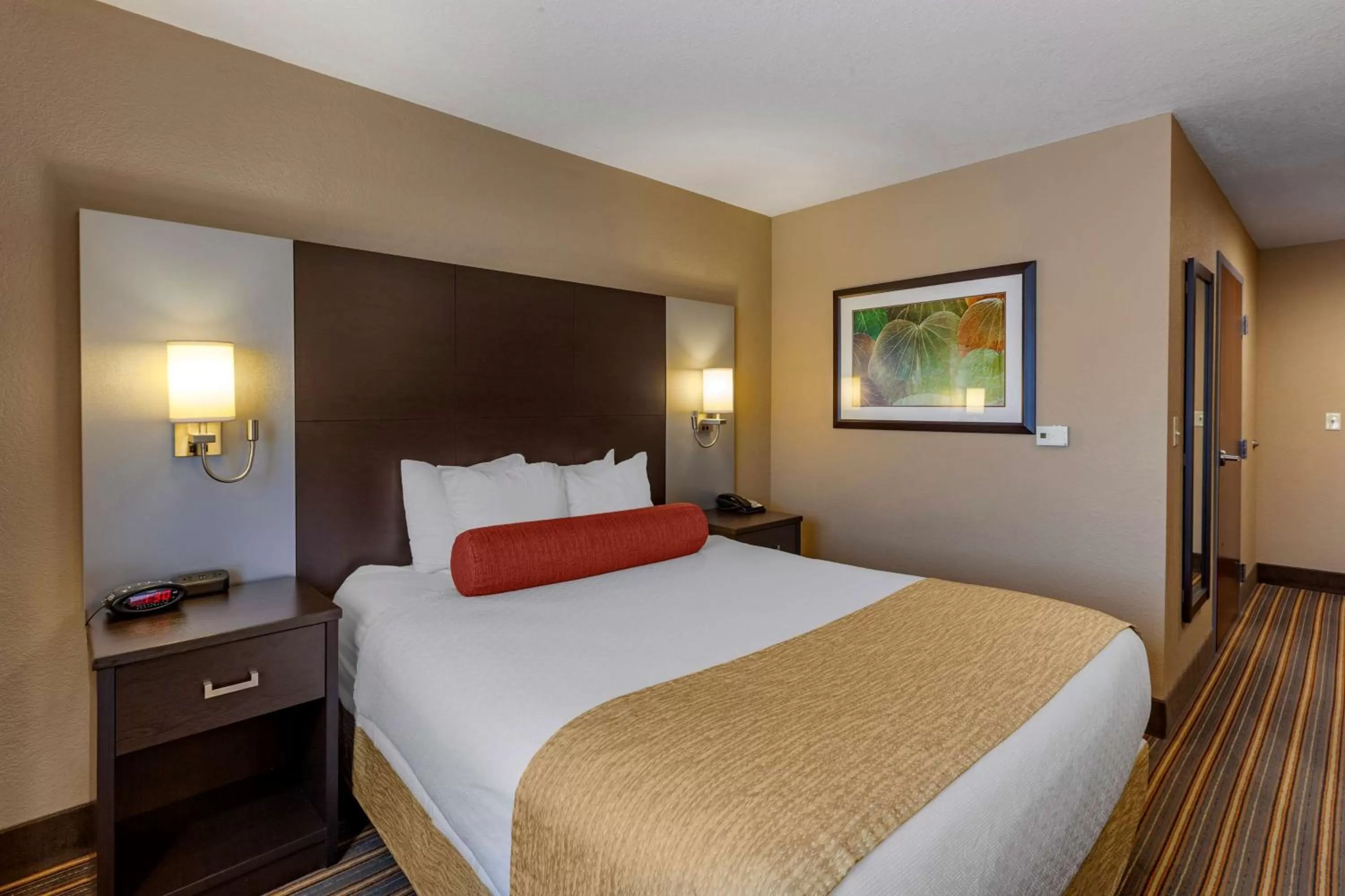 Bedroom, Bed in Best Western Plus Woodstock Inn & Suites