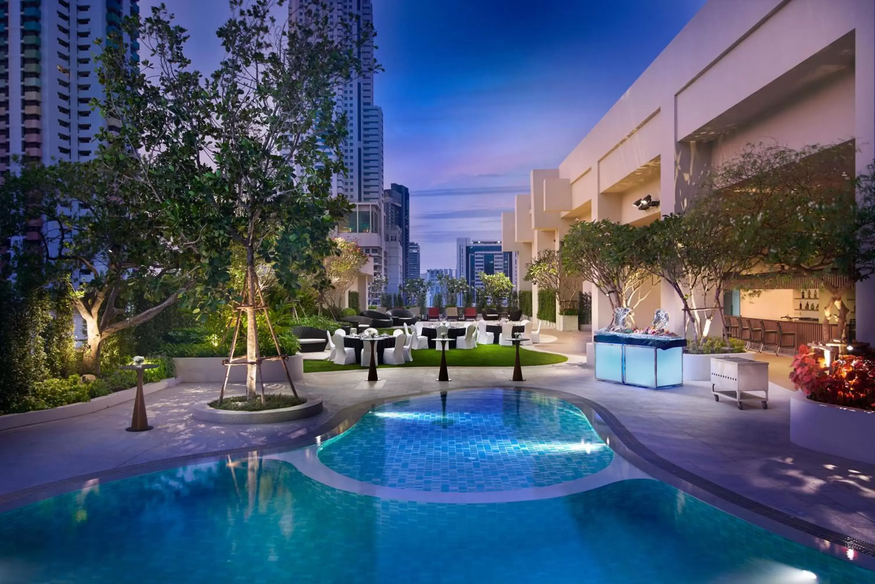 Swimming pool in Amari Bangkok Swimming pool in Amari Bangkok