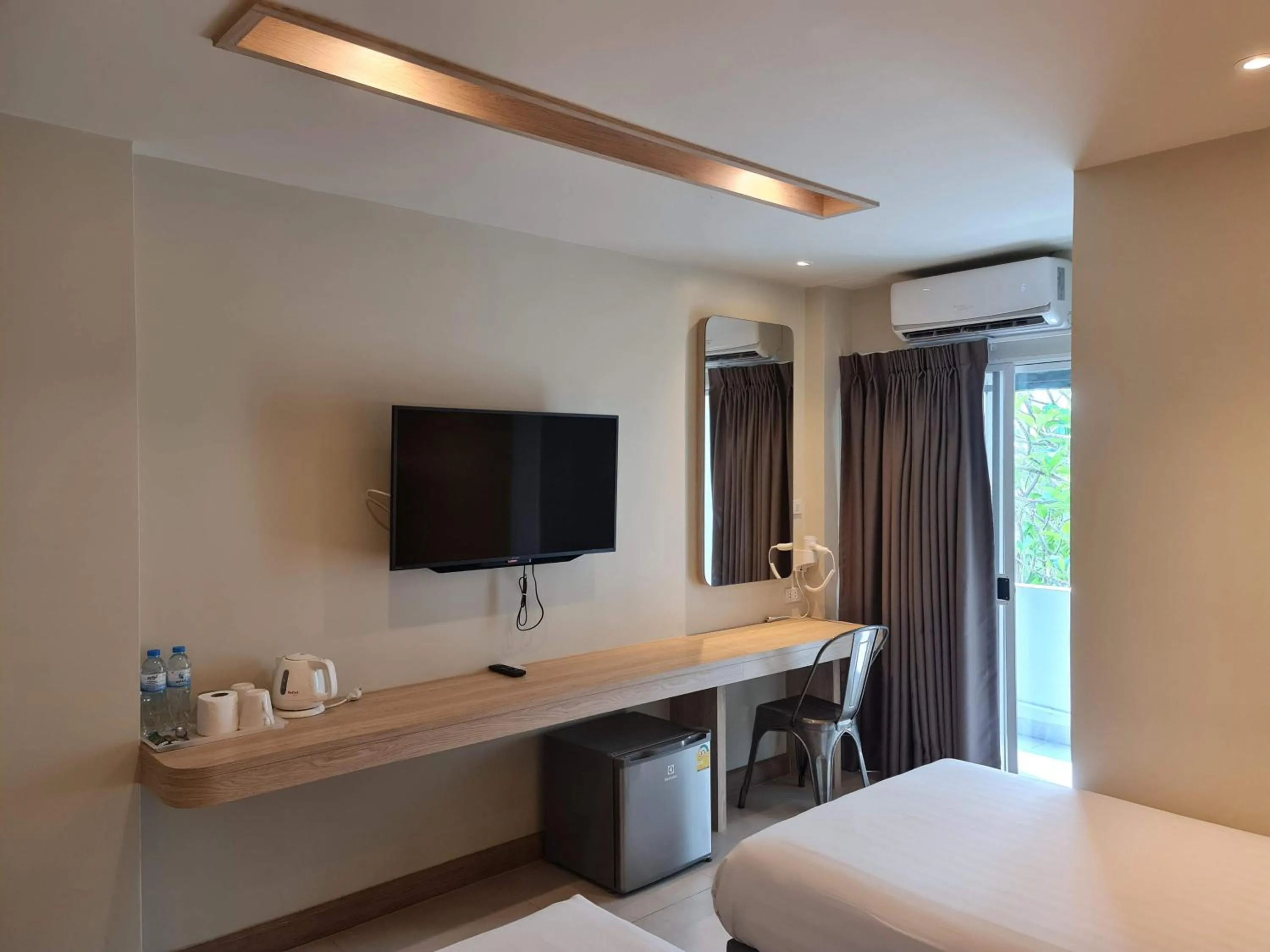 TV and multimedia, Bed in The Phoenix Hotel Bangkok - Suvarnabhumi Airport