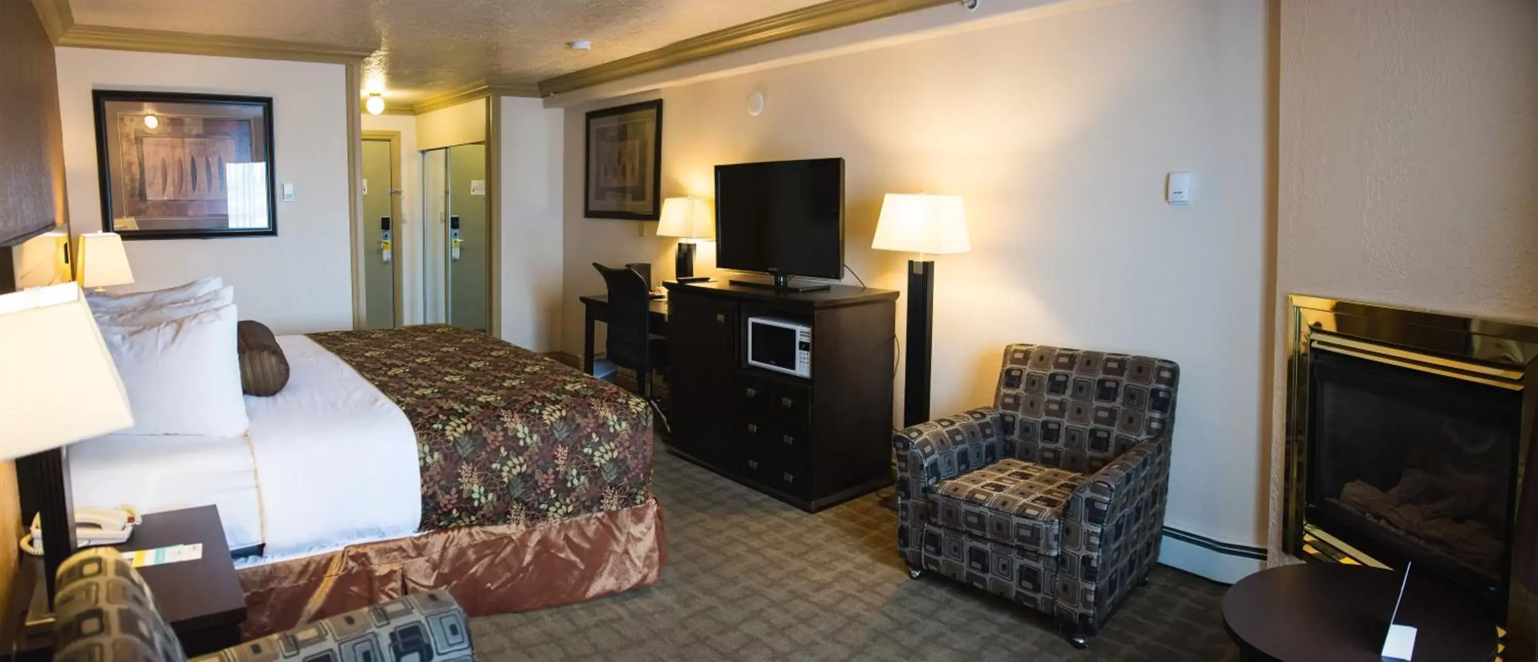 Bedroom, TV/Entertainment Center in Days Inn by Wyndham High Level